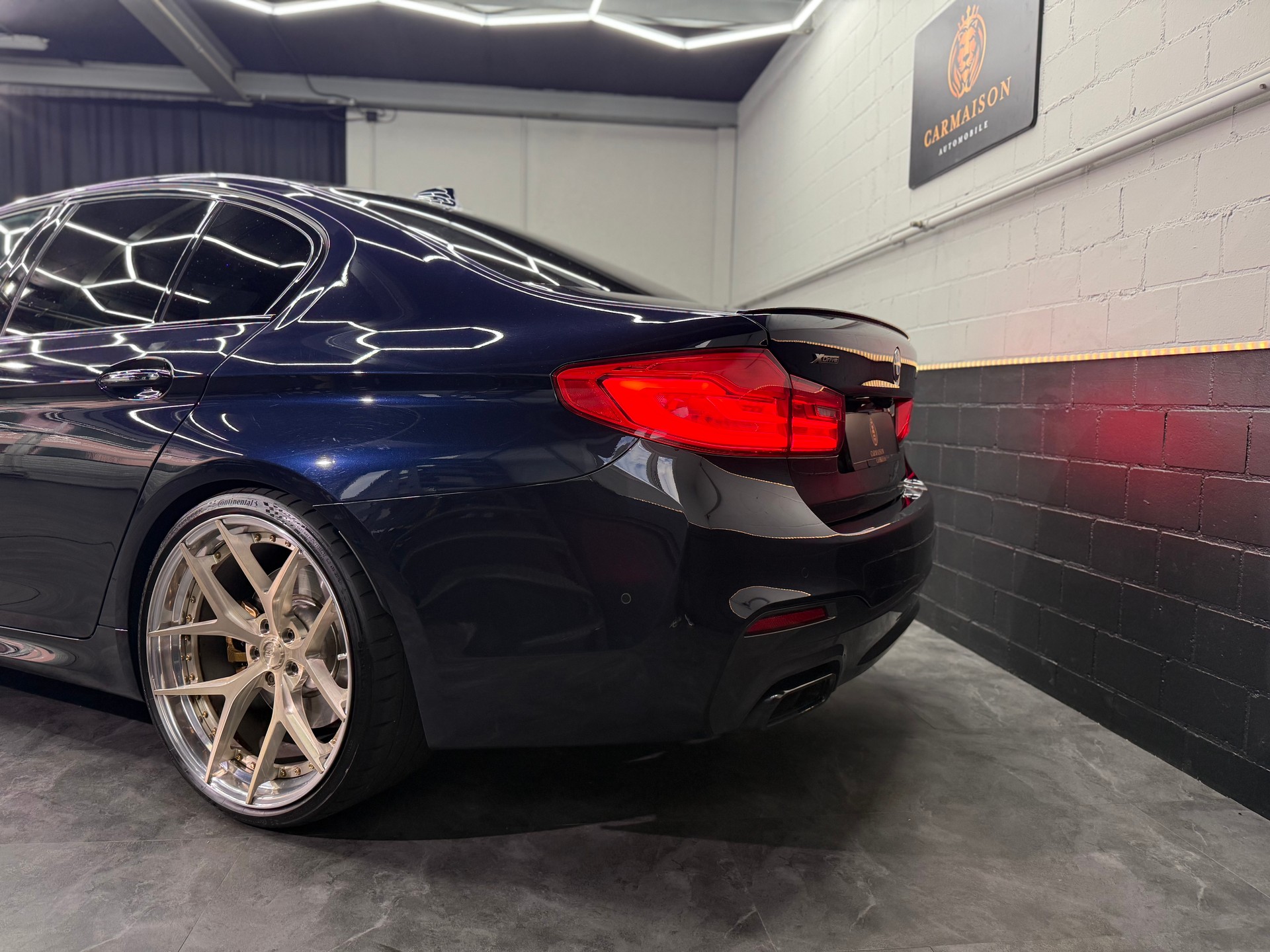 BMW M550i xDrive Steptronic-showroom-element-3