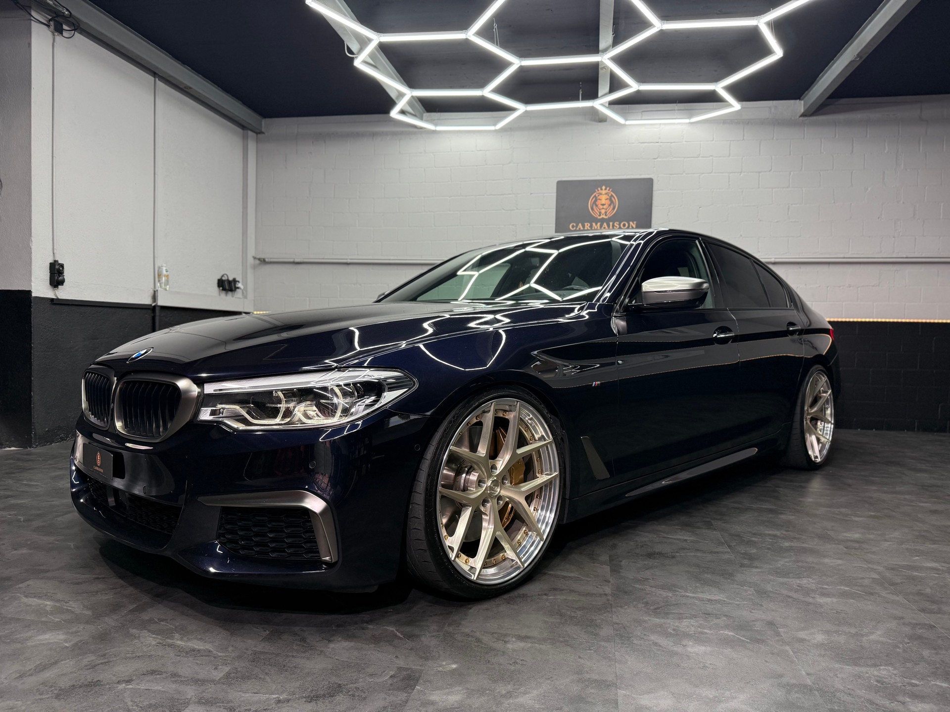 BMW M550i xDrive Steptronic-showroom-element-2