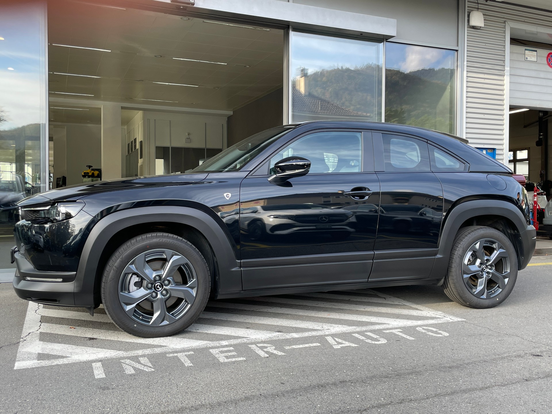 MAZDA MX-30 PHEV e-Skyactiv R-EV 170 Exclusive-Line-showroom-element-2