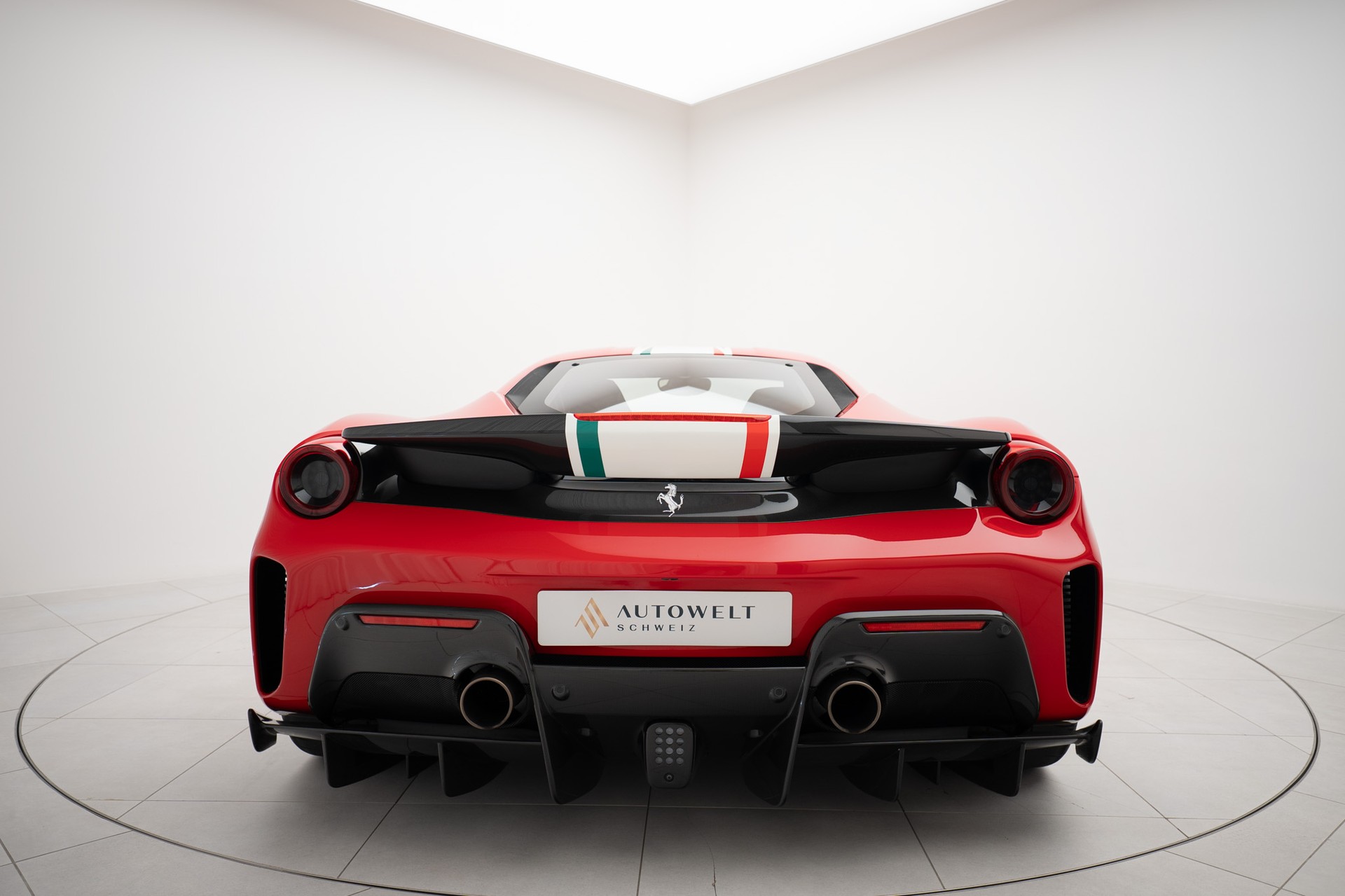 FERRARI 488 Pista Piloti Kimi Räikkönen-showroom-element-3