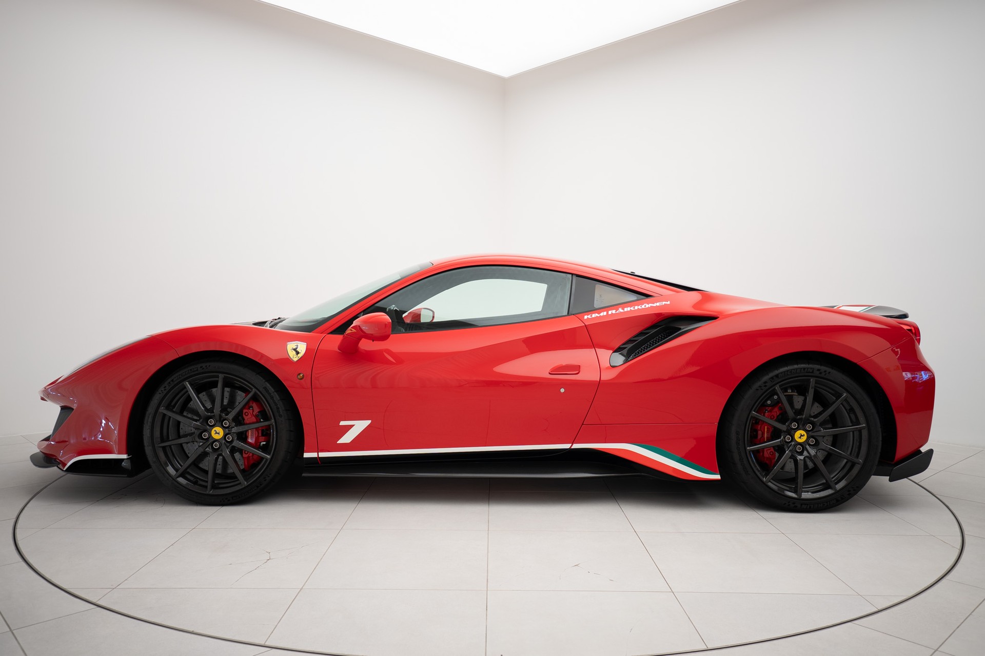 FERRARI 488 Pista Piloti Kimi Räikkönen-showroom-element-1