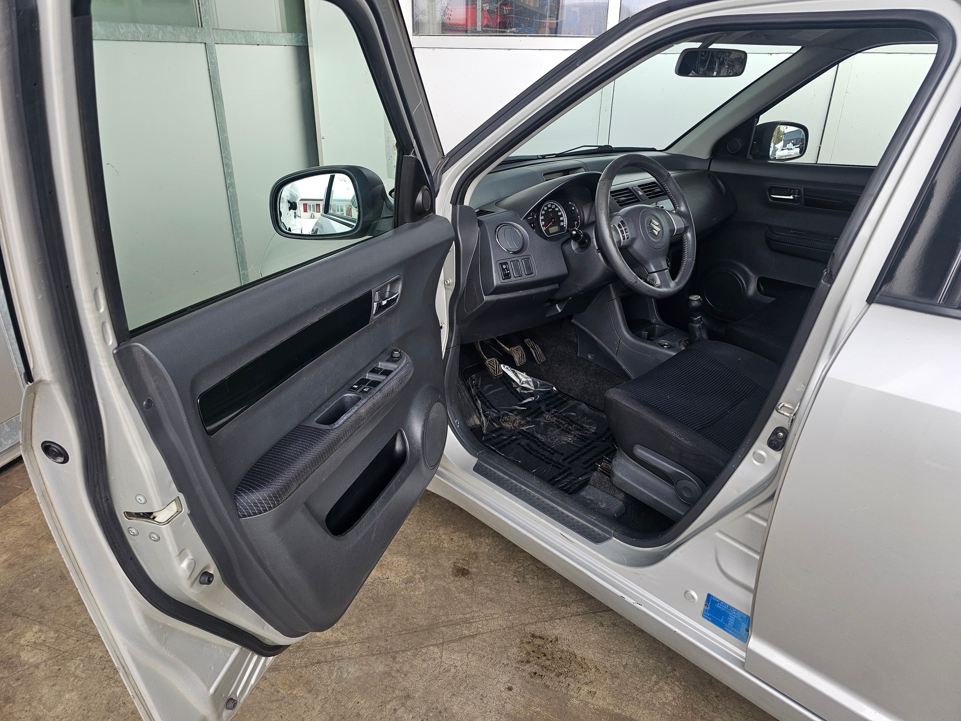 SUZUKI Swift 1.3i frisch ab Mfk-image-11