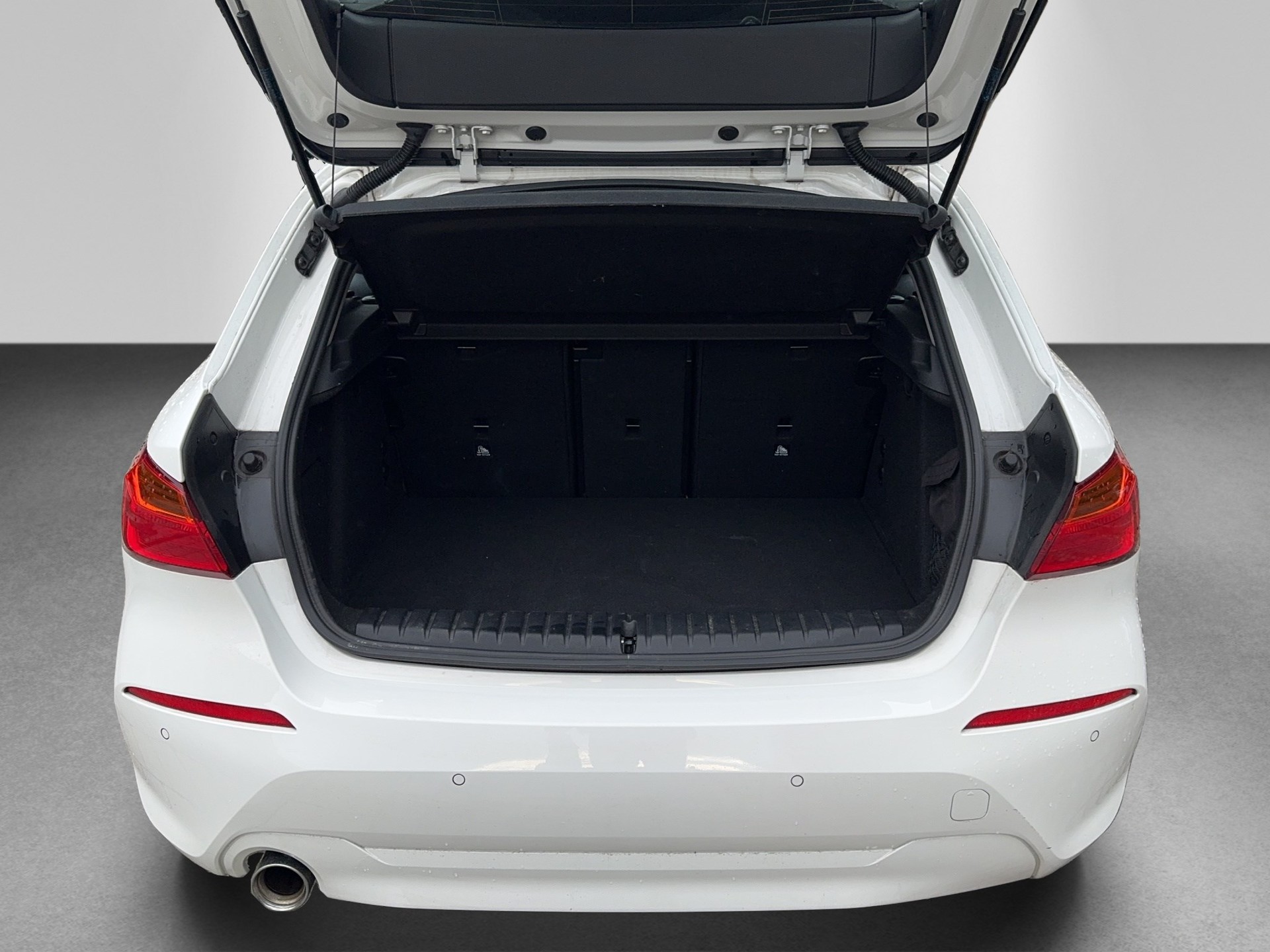 BMW 118i Essential Edition Steptronic-image-14