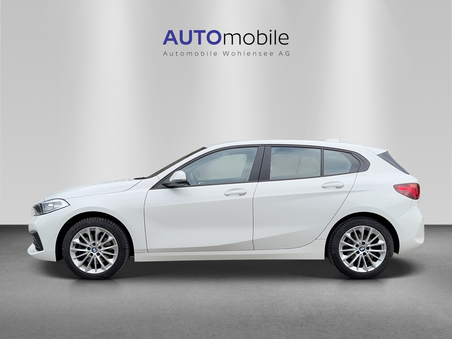 BMW 118i Essential Edition Steptronic-image-0