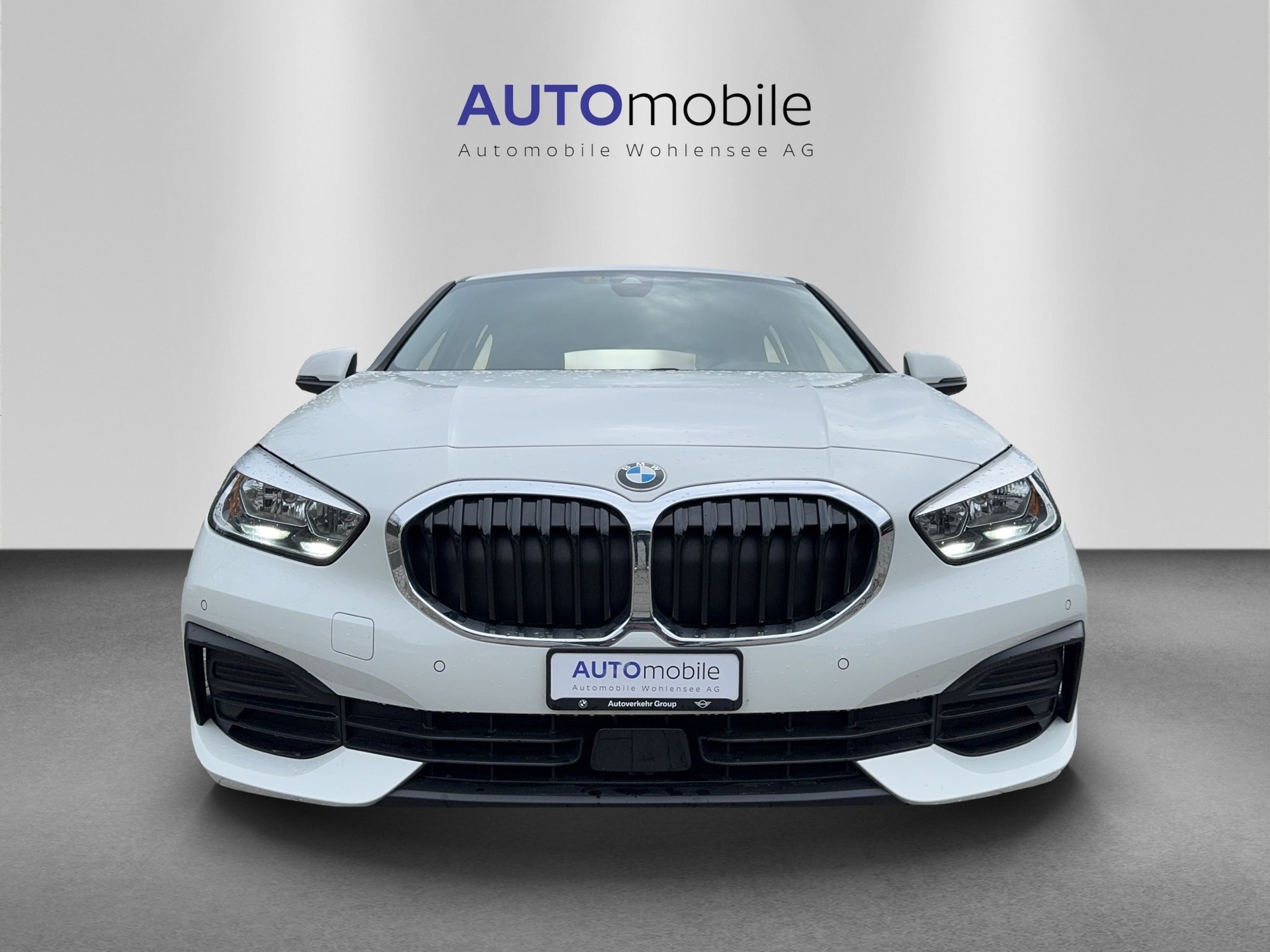 BMW 118i Essential Edition Steptronic-image-2