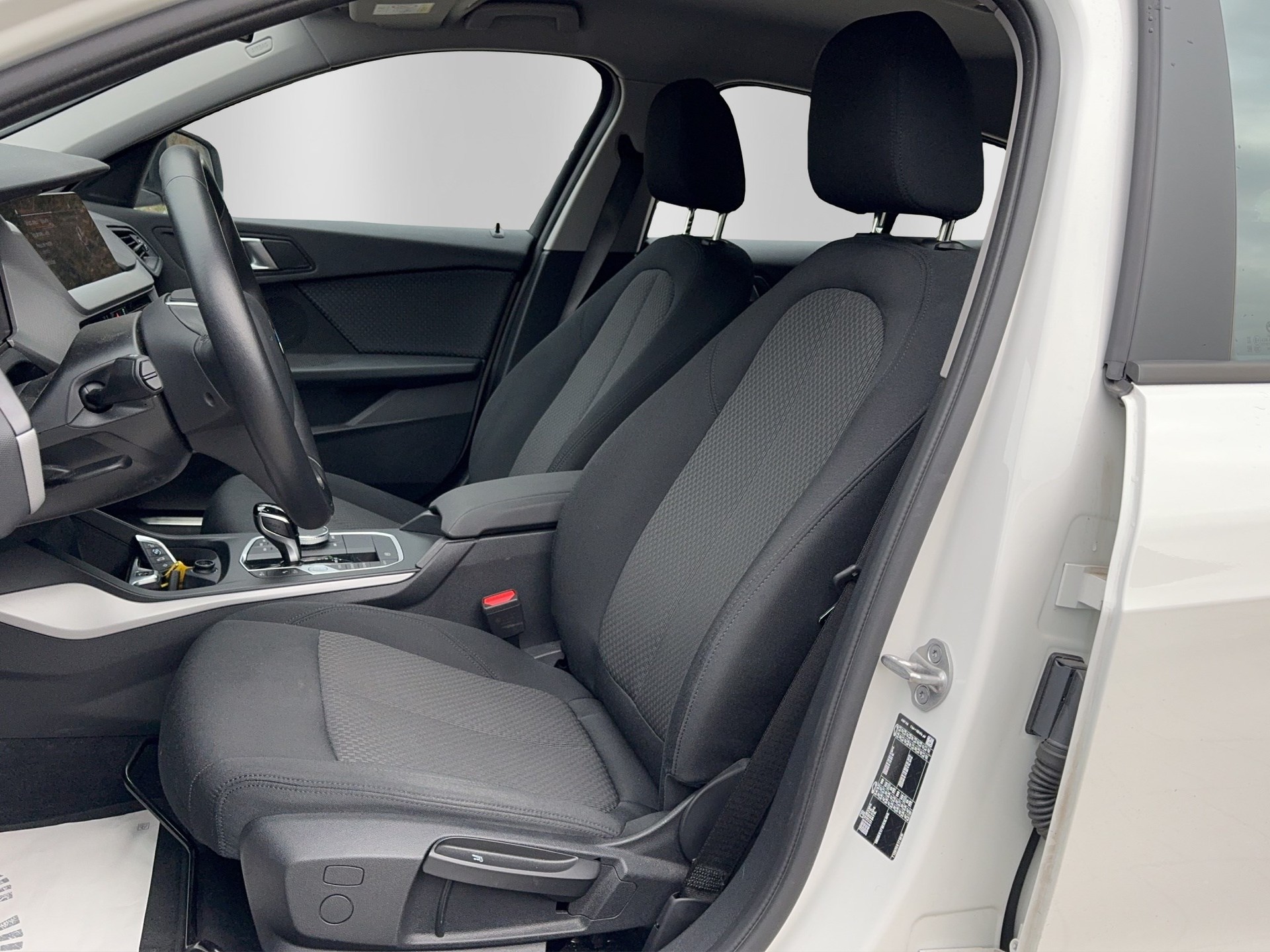 BMW 118i Essential Edition Steptronic-image-7