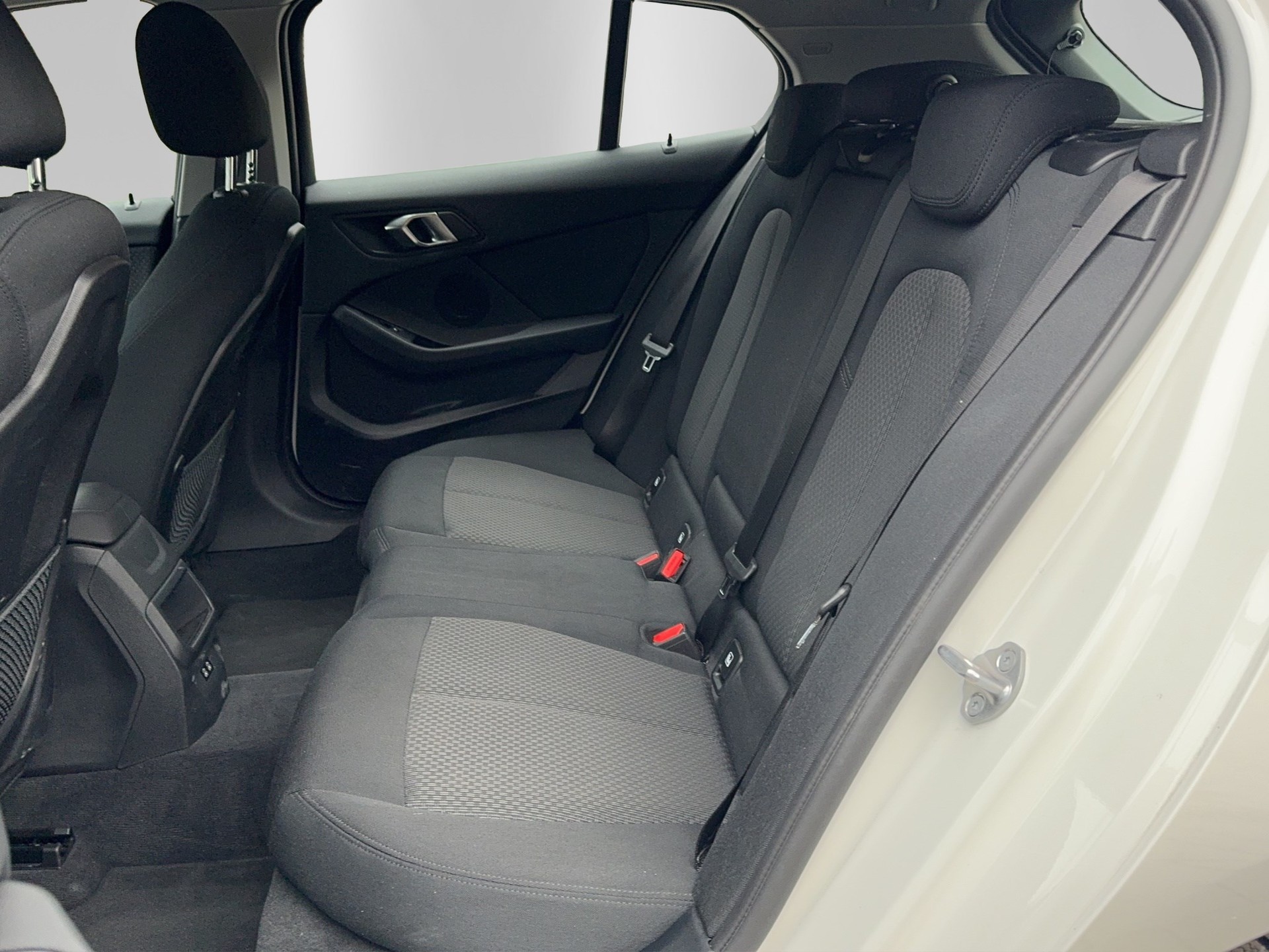 BMW 118i Essential Edition Steptronic-image-11