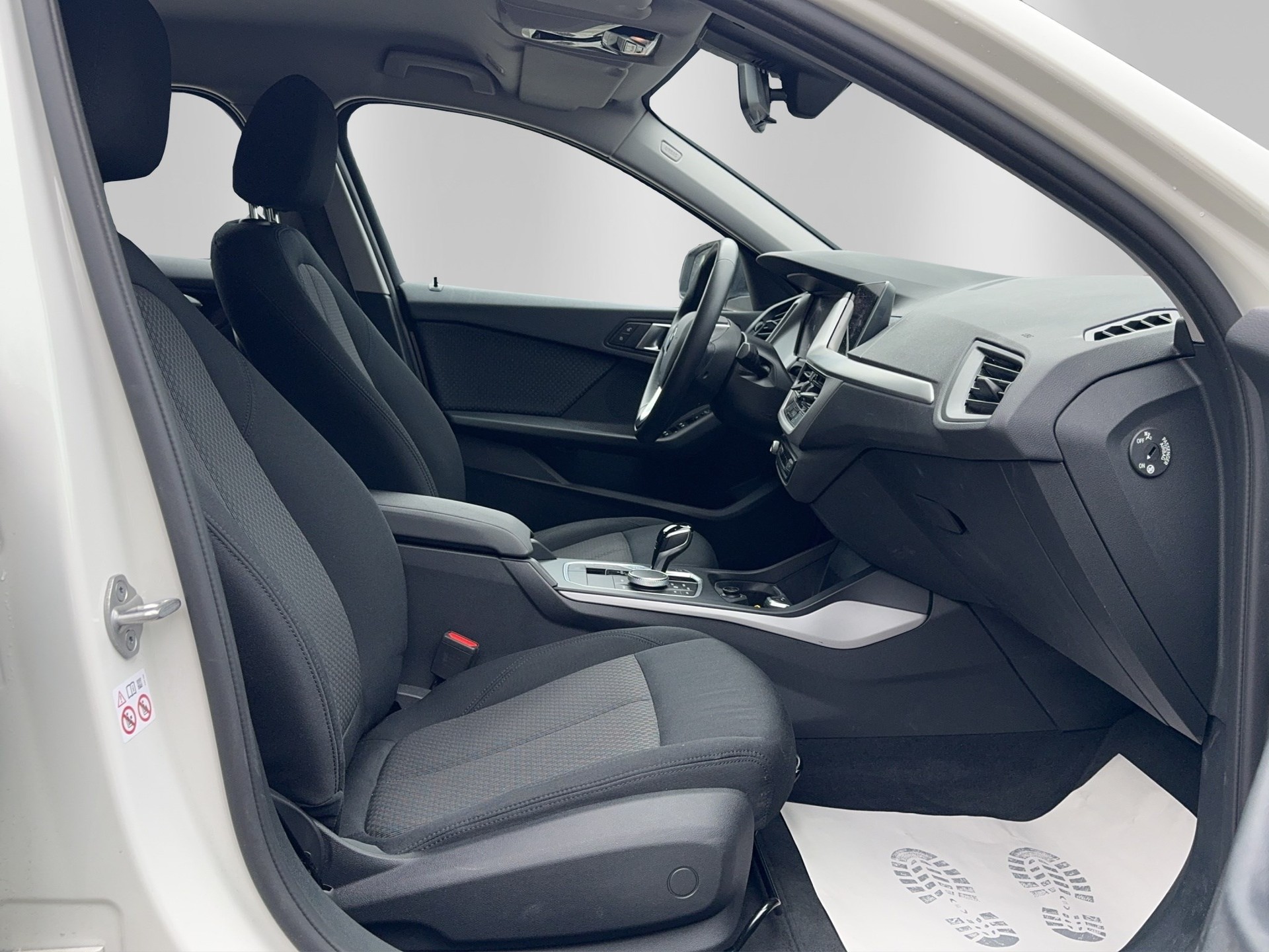 BMW 118i Essential Edition Steptronic-image-8