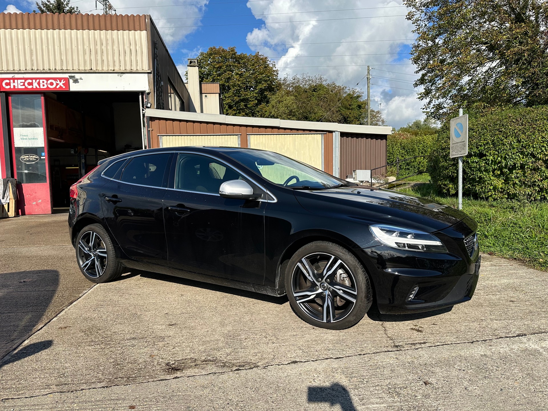 VOLVO V40 D2 Momentum R-Design Geartronic-showroom-element-1