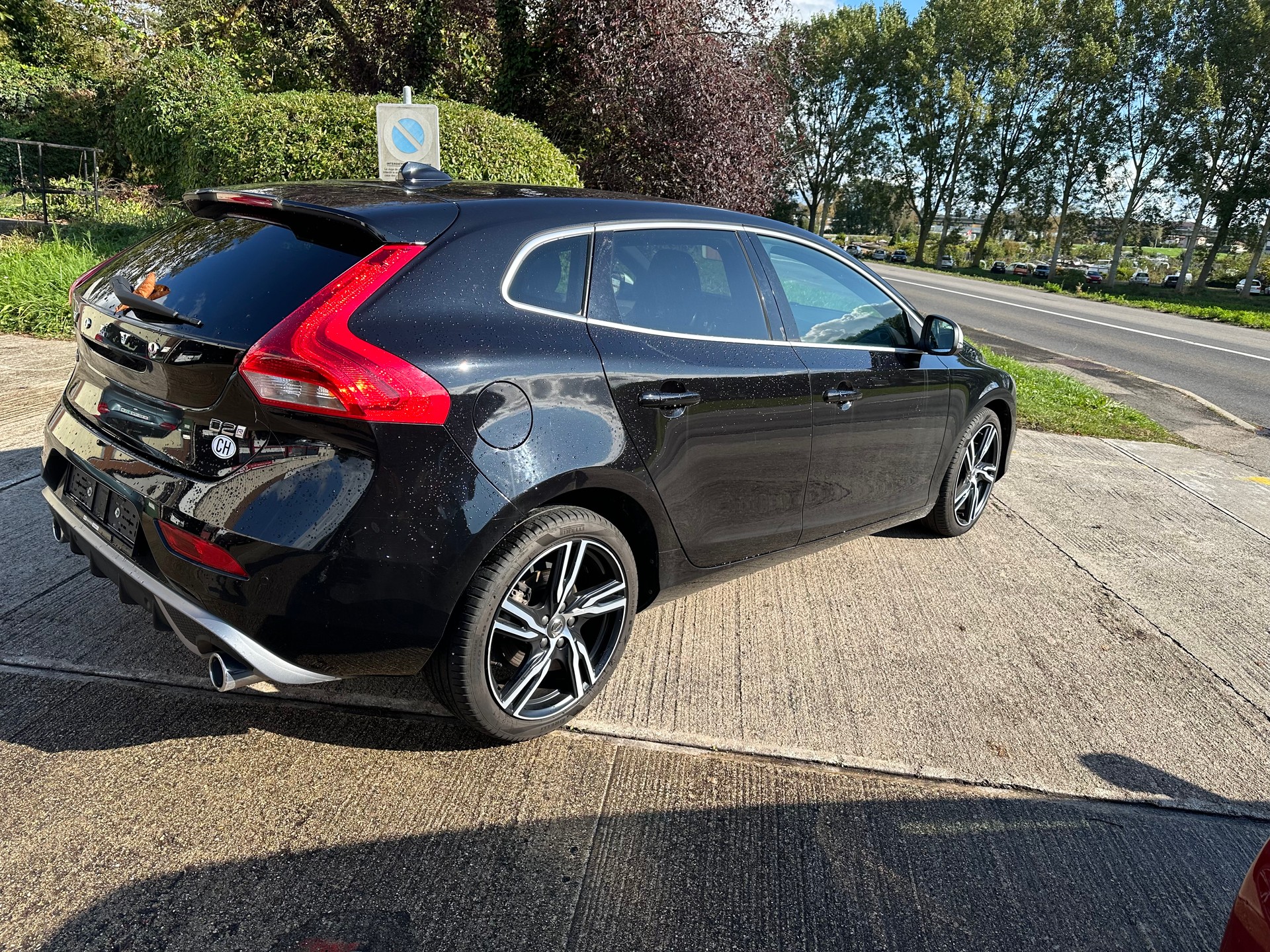 VOLVO V40 D2 Momentum R-Design Geartronic-showroom-element-2