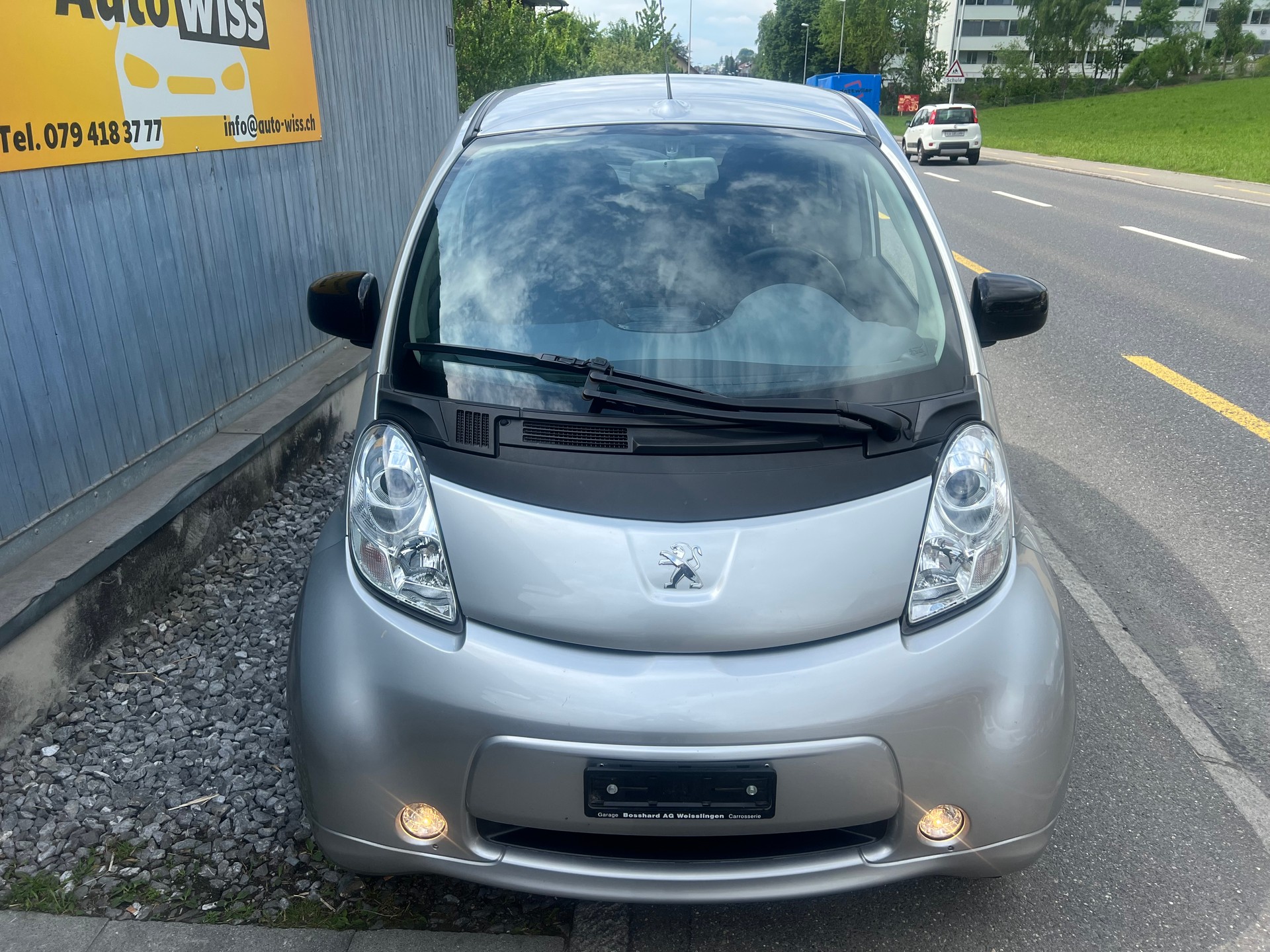 PEUGEOT iON Active-showroom-element-1