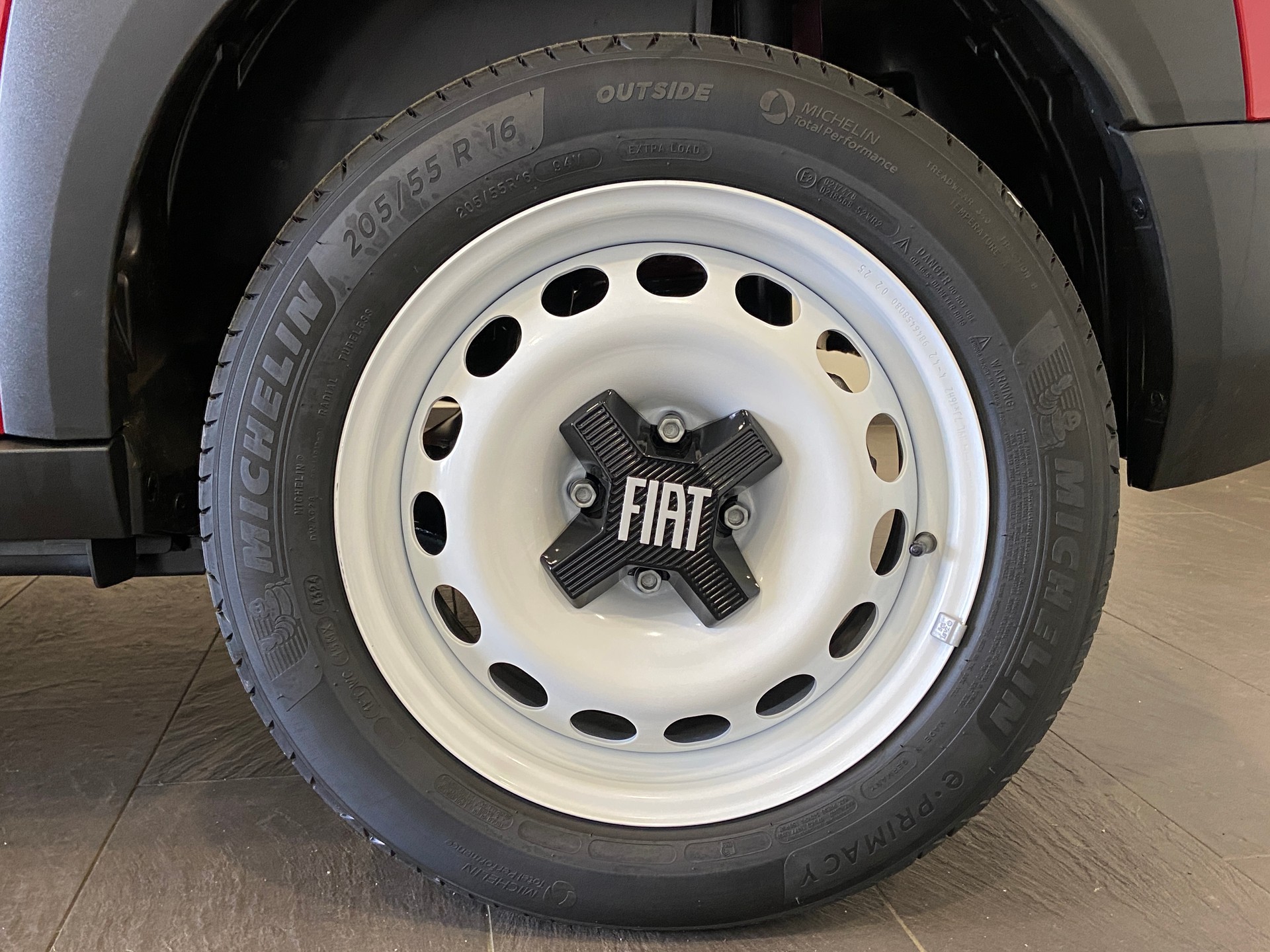 FIAT Grande Panda Elektro Red-showroom-element-3