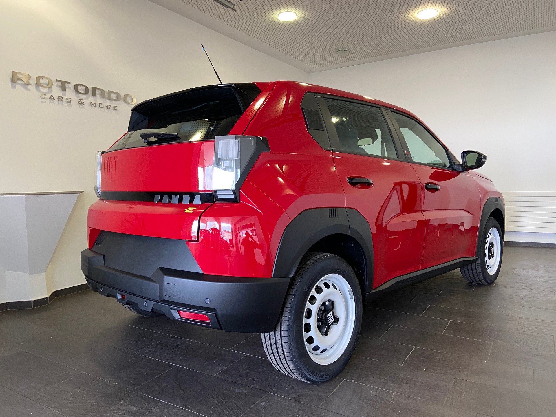 FIAT Grande Panda Elektro Red-showroom-element-1