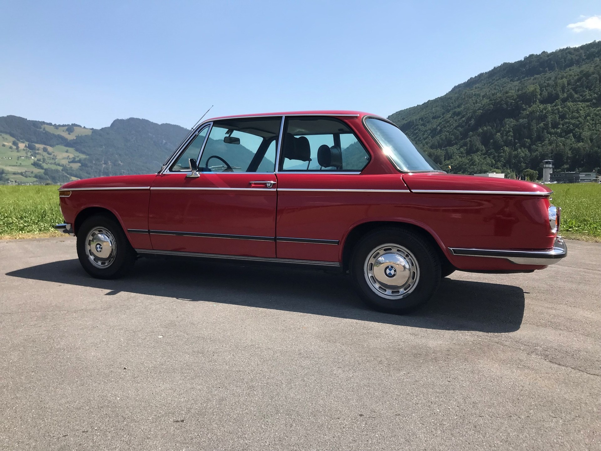 BMW 2002-showroom-element-1