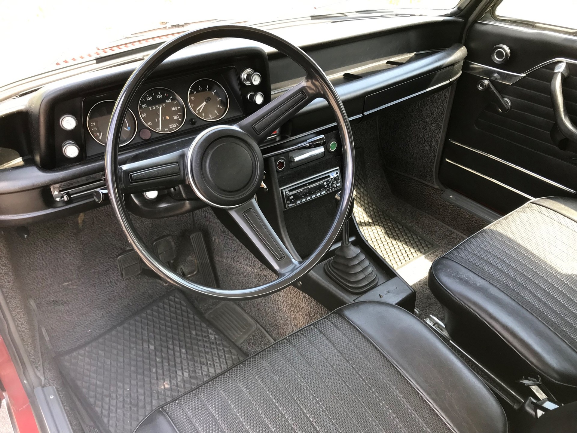 BMW 2002-showroom-element-3
