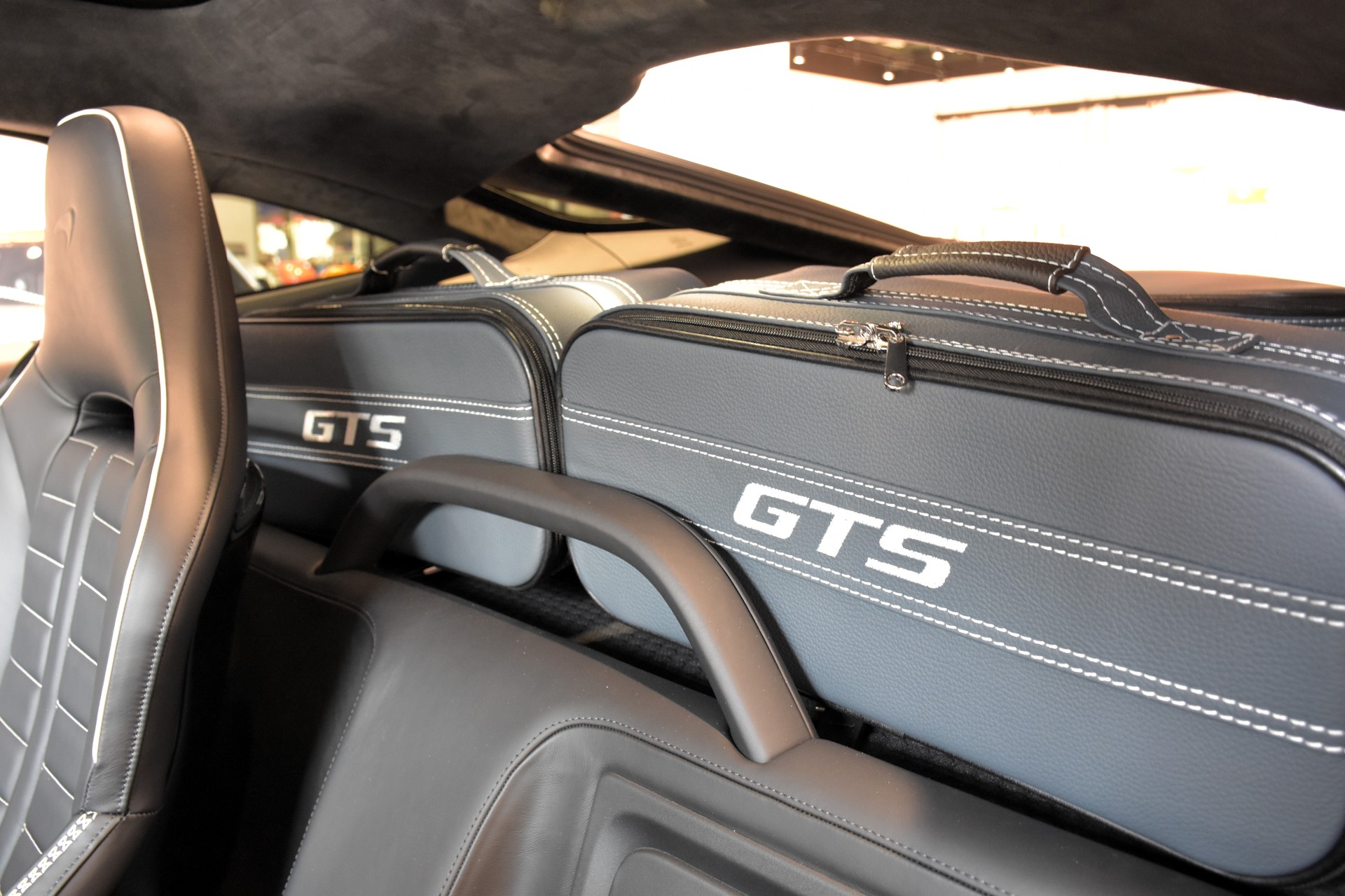 McLAREN GTS Luxe-showroom-element-3