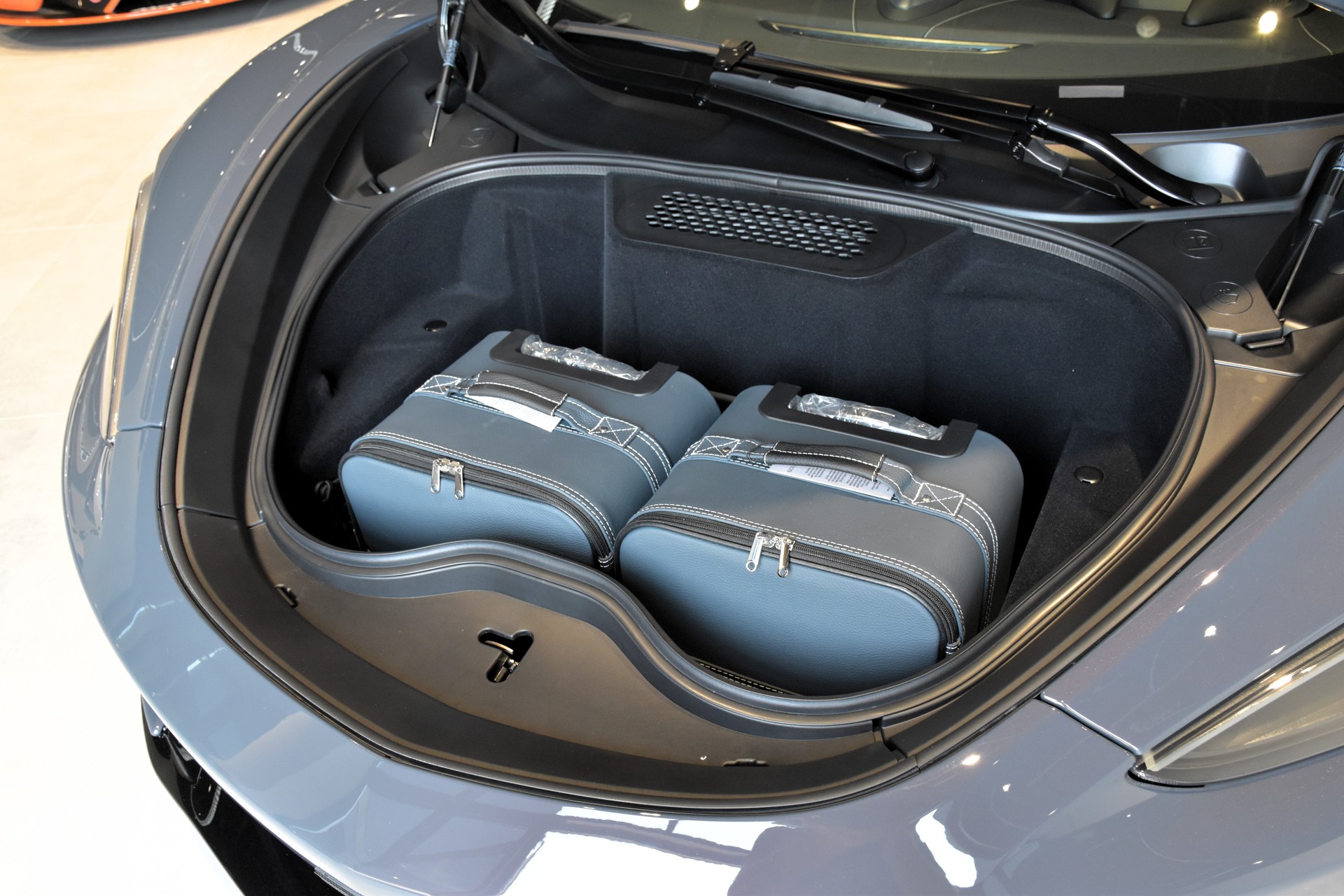 McLAREN GTS Luxe-showroom-element-2