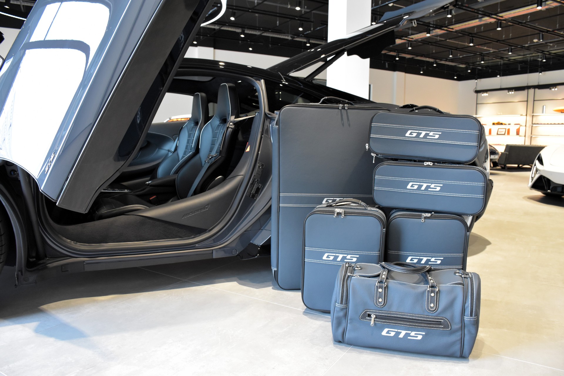 McLAREN GTS Luxe-showroom-element-1