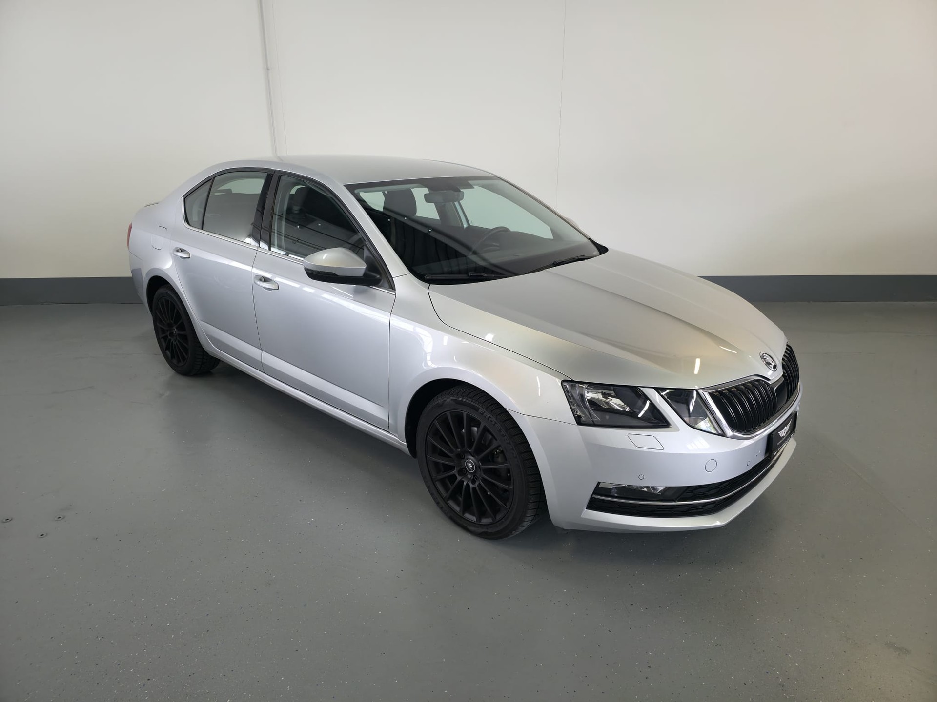 SKODA OCTAVIA-showroom-element-1