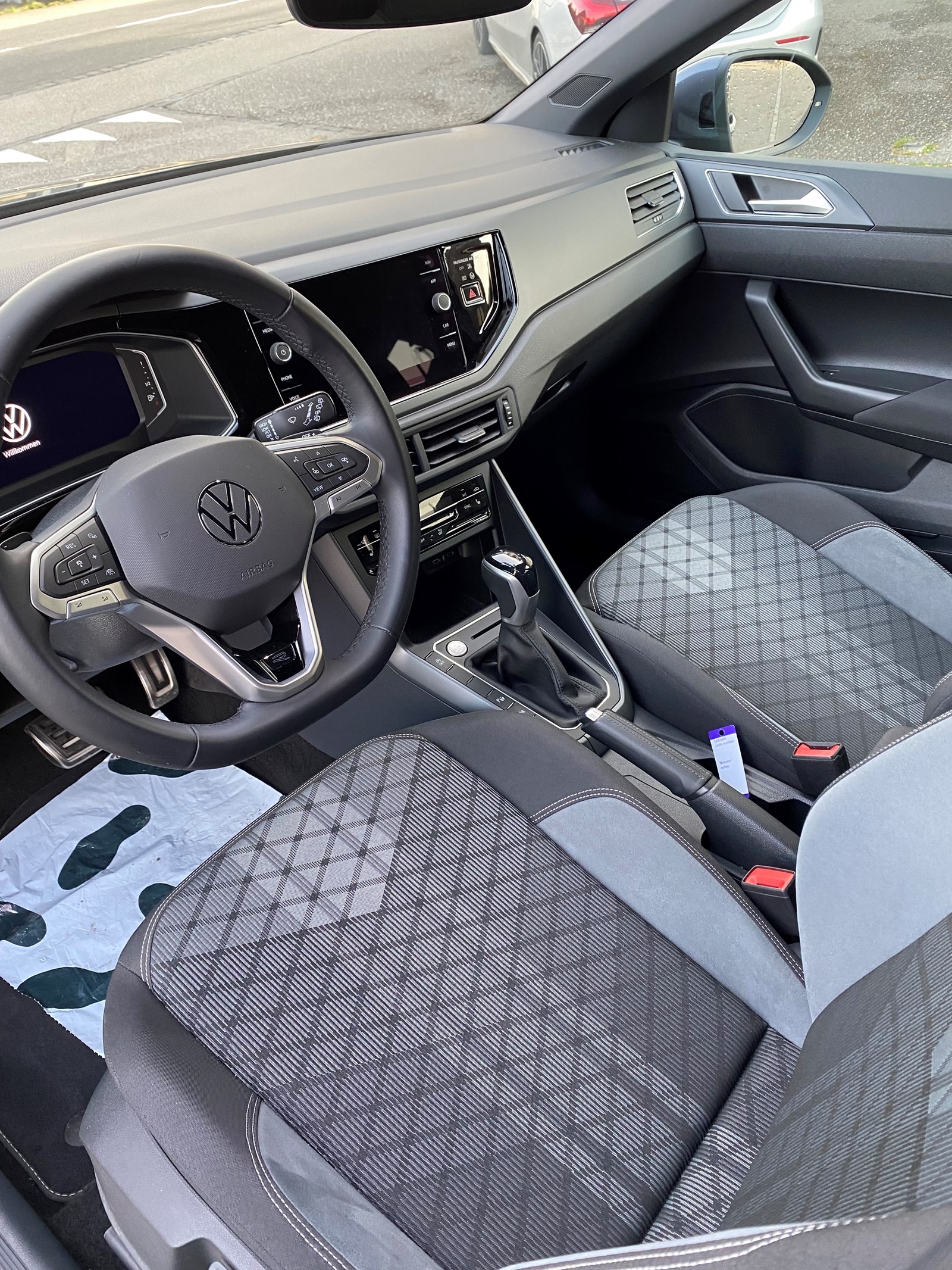 VW Taigo 1.0 TSI R-Line DSG-image-11