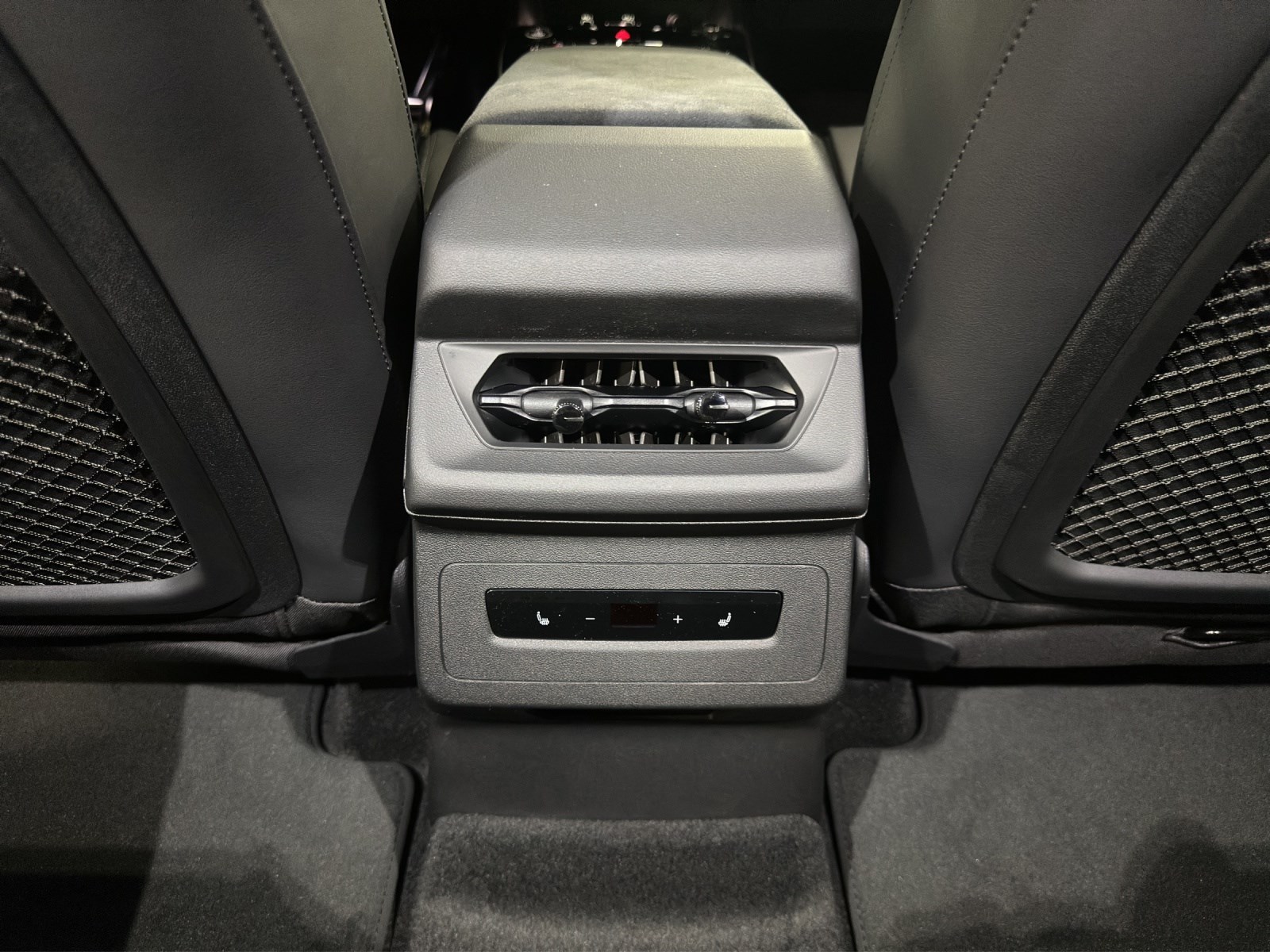 AUDI Q6 e-tron quattro-image-10