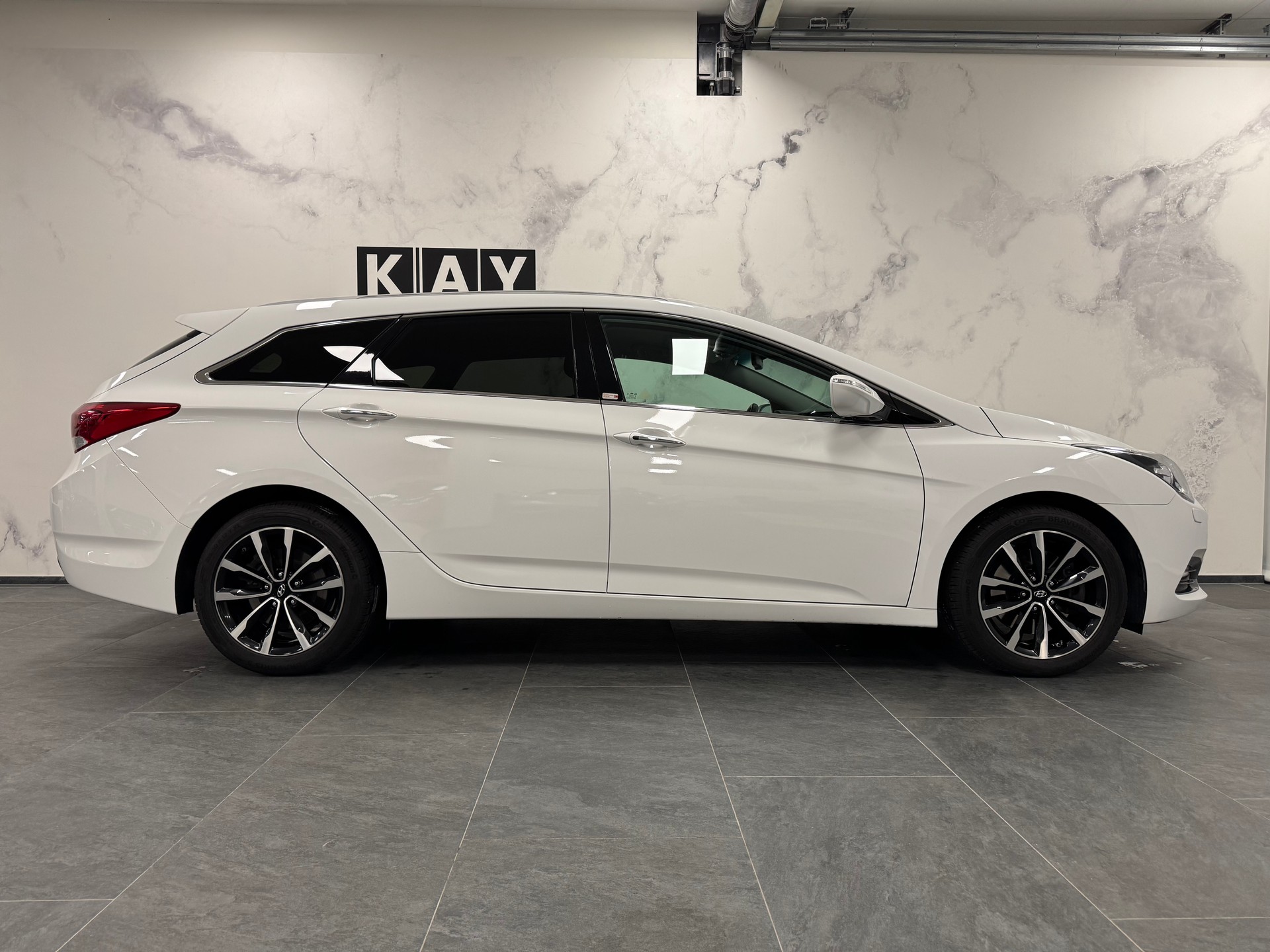 HYUNDAI i40 Wagon 1.7 CRDI Amplia Automatic-image-3