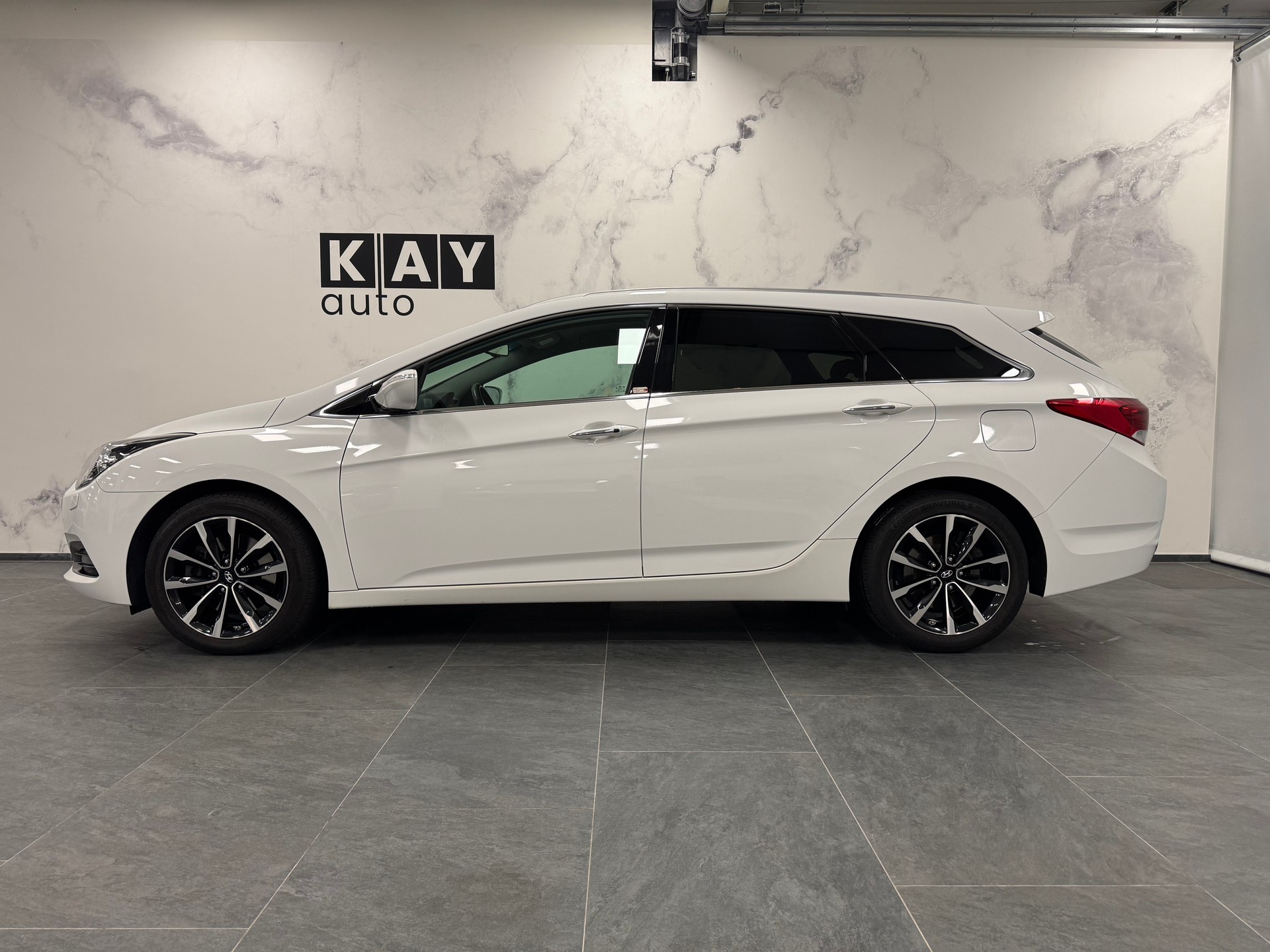 HYUNDAI i40 Wagon 1.7 CRDI Amplia Automatic-image-1