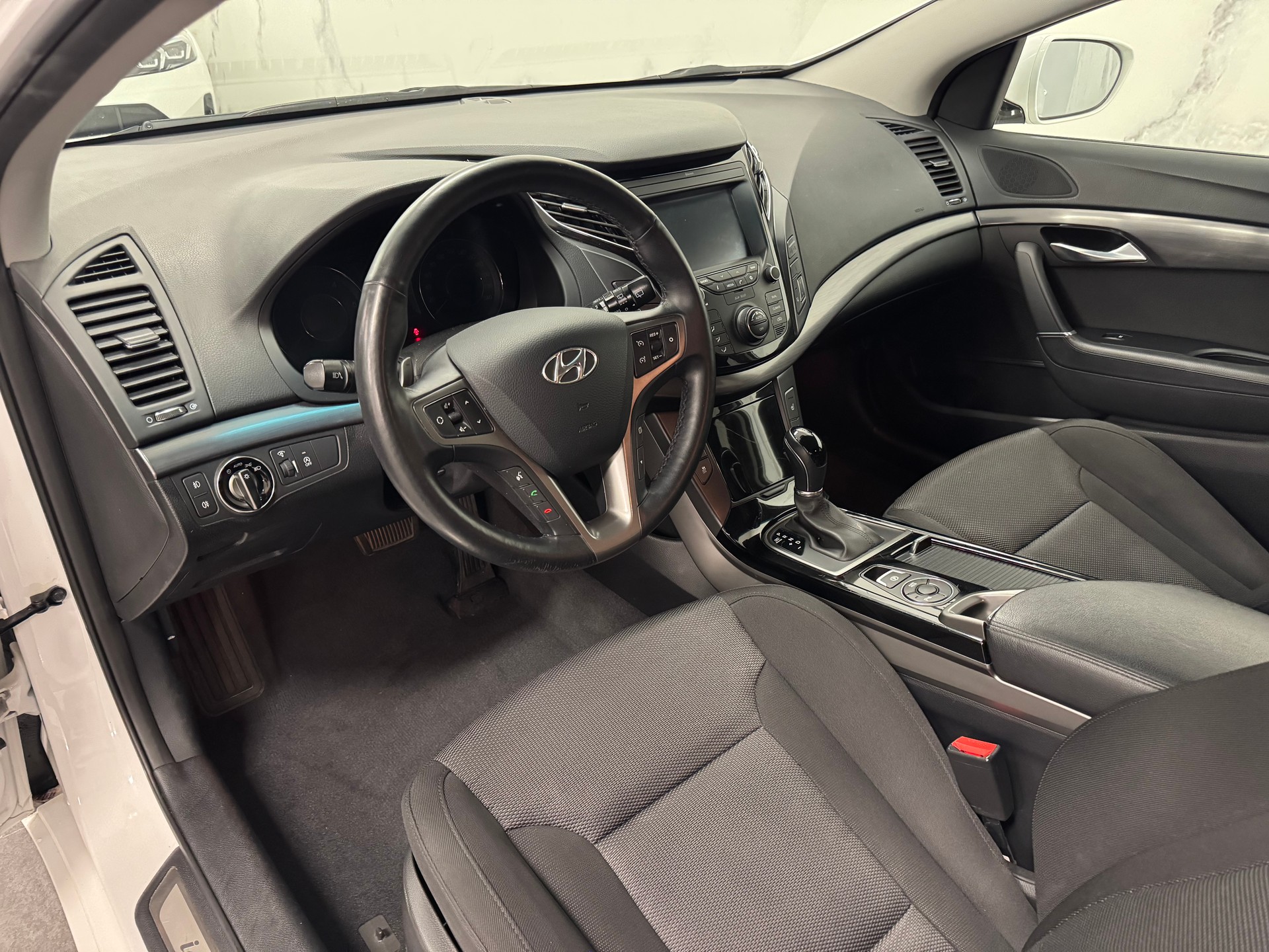 HYUNDAI i40 Wagon 1.7 CRDI Amplia Automatic-image-4