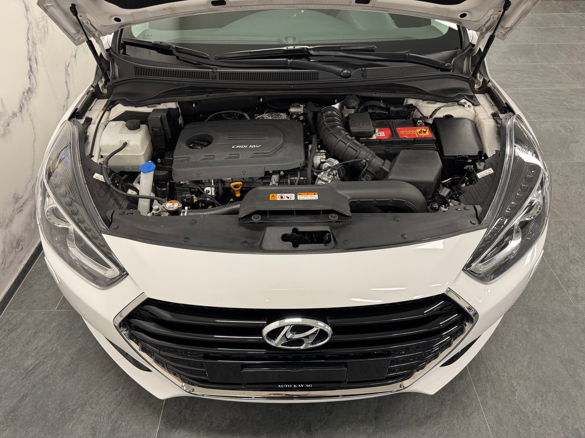 HYUNDAI i40 Wagon 1.7 CRDI Amplia Automatic-image-9