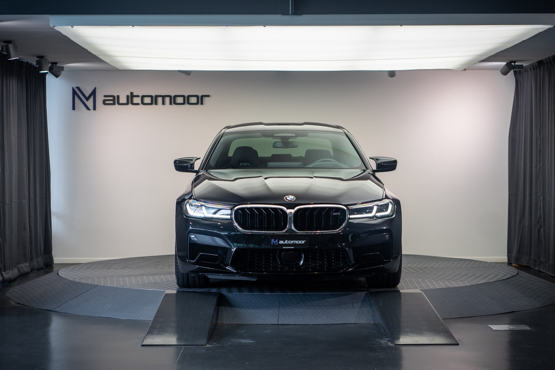 BMW M5 xDrive Drivelogic *LCI* *B&W*-showroom-element-1