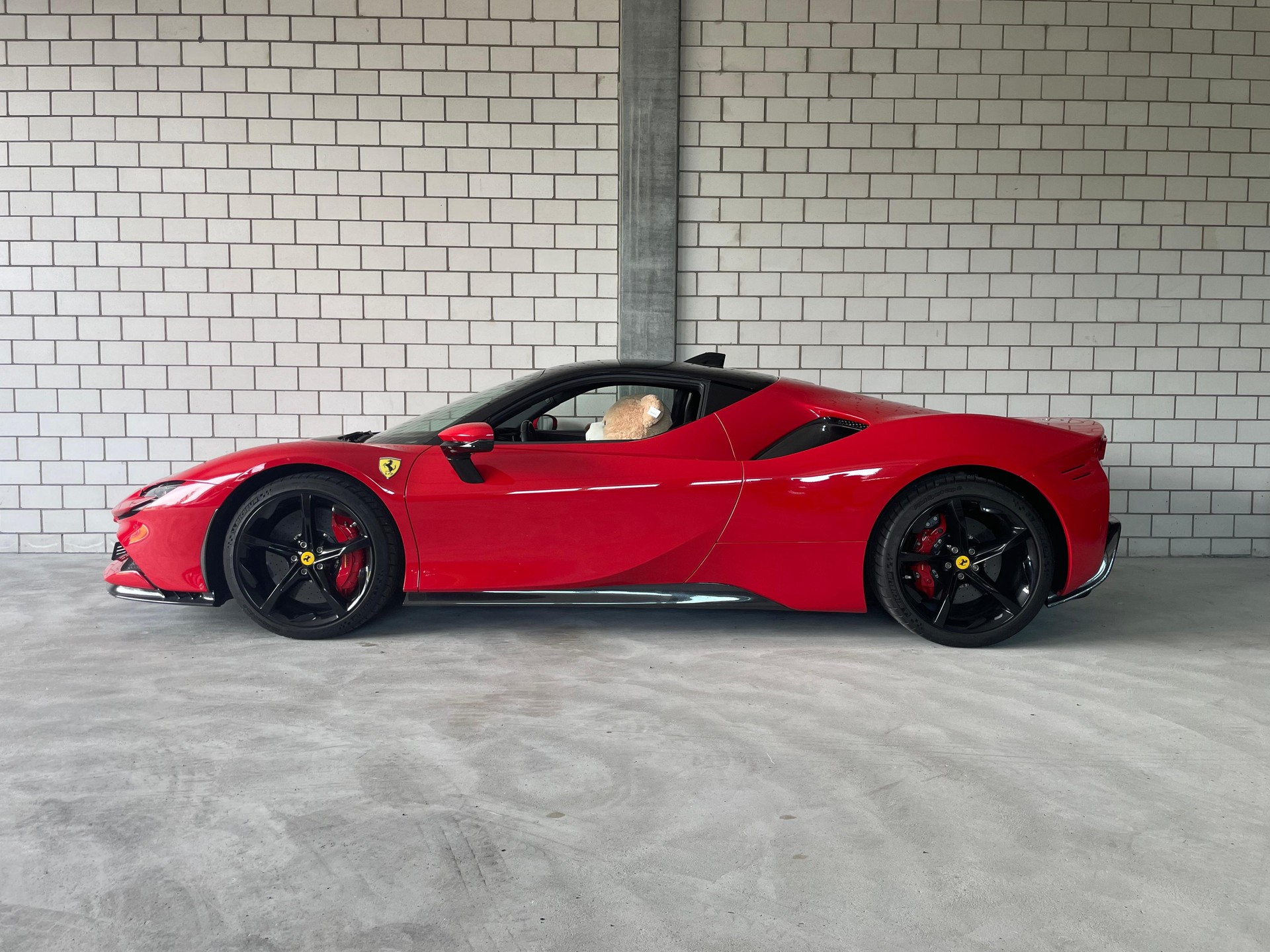 FERRARI SF90 Stradale Traumausstattung