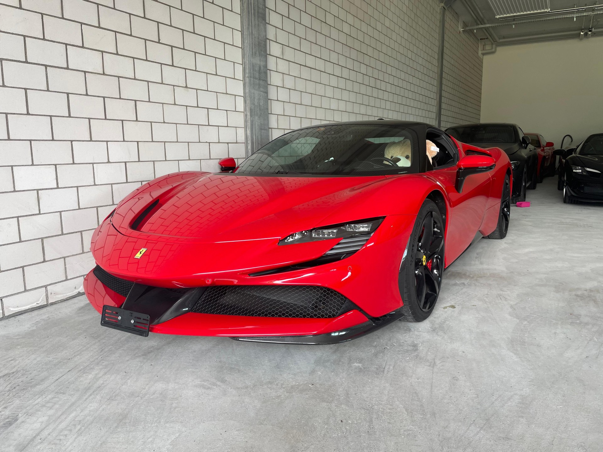 FERRARI SF90 Stradale Traumausstattung-showroom-element-1