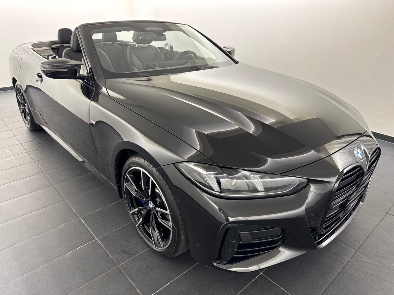 BMW M440i xDrive 48V Cabrio-image-3