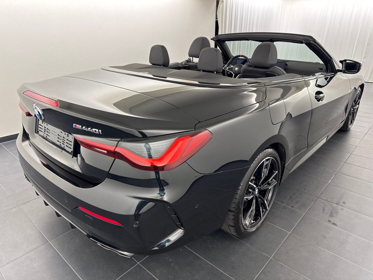 BMW M440i xDrive 48V Cabrio-image-2