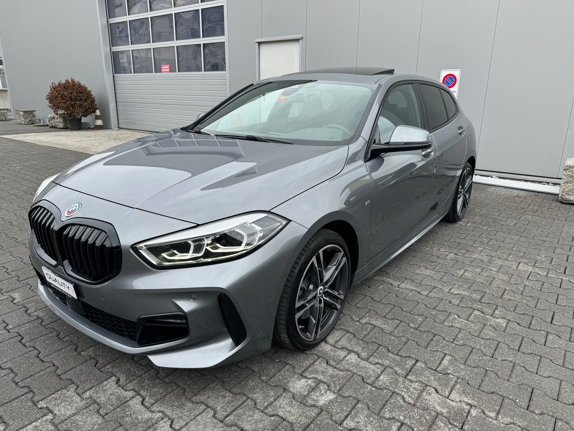BMW 120d xDrive Steptronic M Sport*TOP ZUSTAND*TOP AUSSTATTUNG*PANORAMA*AHK*10 JAHRE GRATIS SERVICE ODER 100000KM*-showroom-element-1