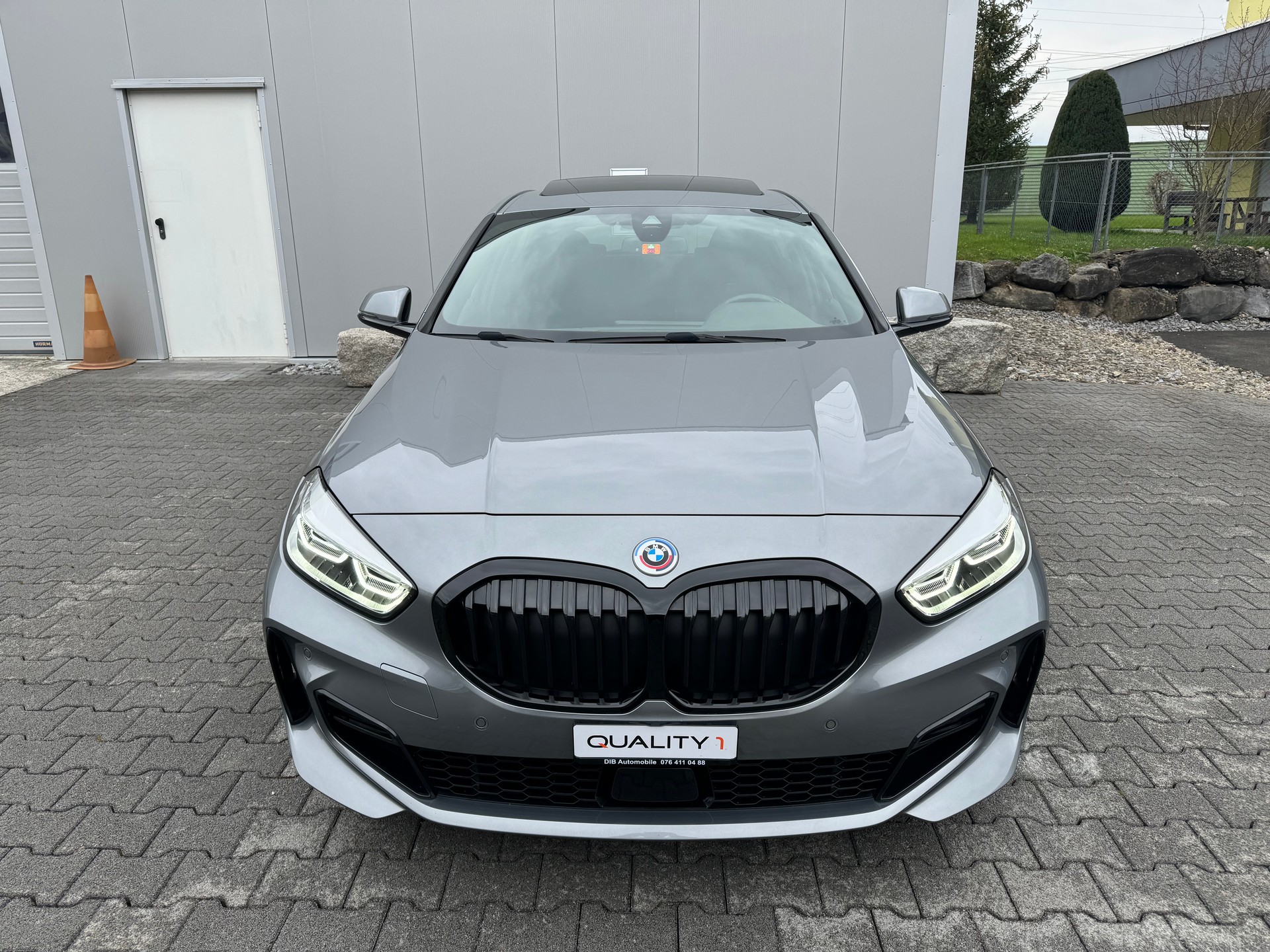 BMW 120d xDrive Steptronic M Sport*TOP ZUSTAND*TOP AUSSTATTUNG*PANORAMA*AHK*10 JAHRE GRATIS SERVICE ODER 100000KM*-showroom-element-2