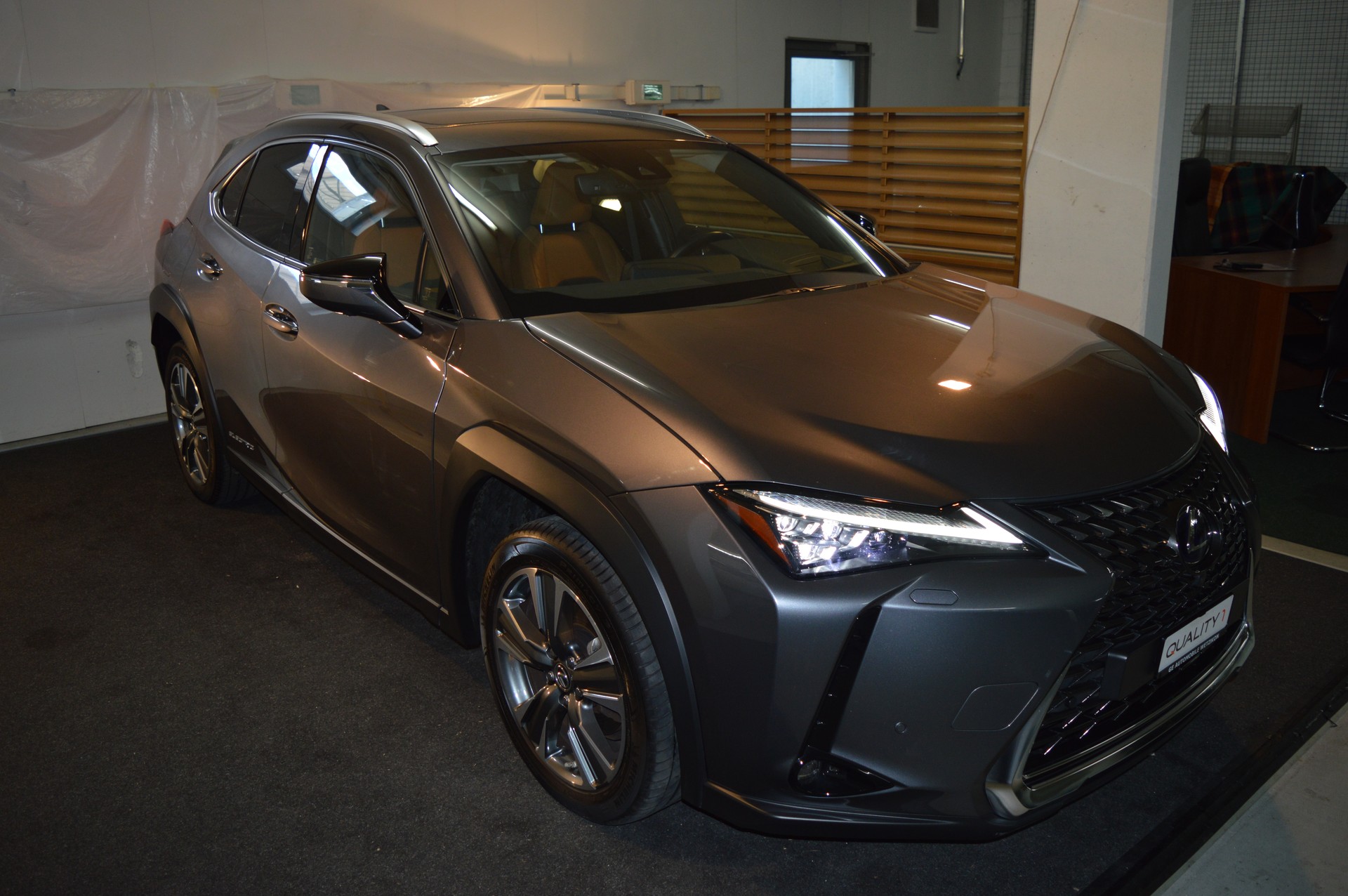 LEXUS UX 300e Excellence Automatic-showroom-element-3
