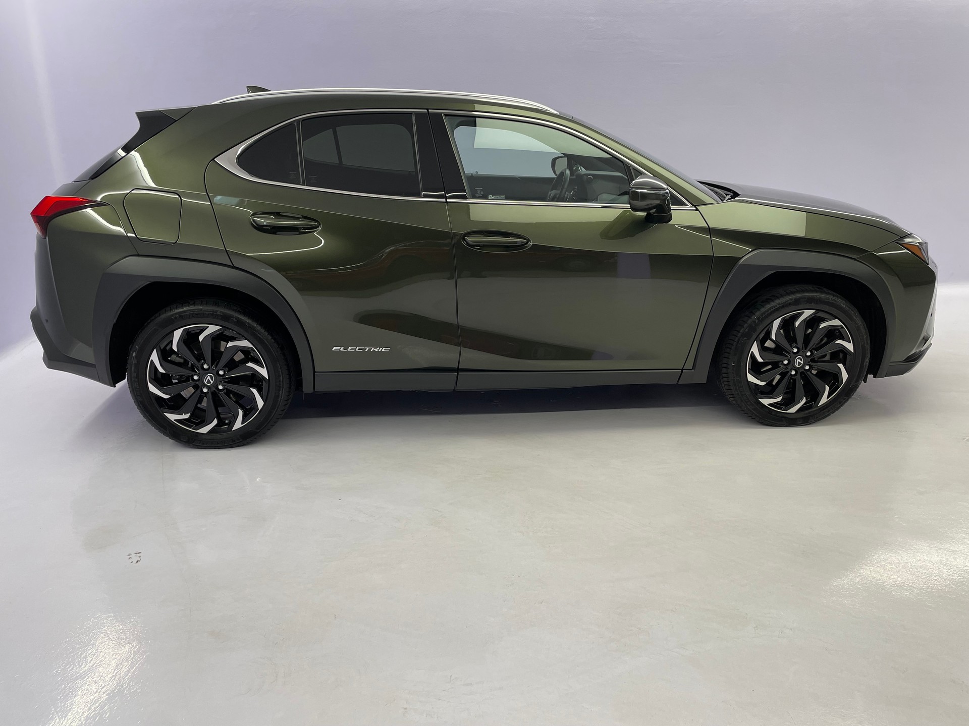 LEXUS UX 300e Excellence Electric-showroom-element-2