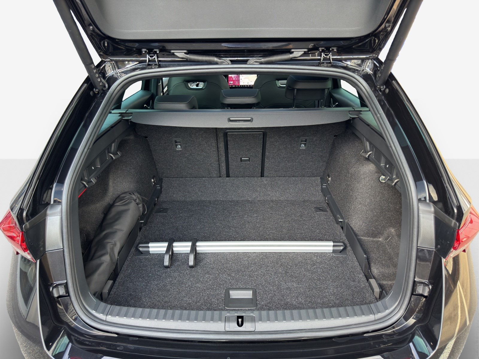SKODA Octavia Combi 1.5 TSI mHEV DSG Sport Line-image-12