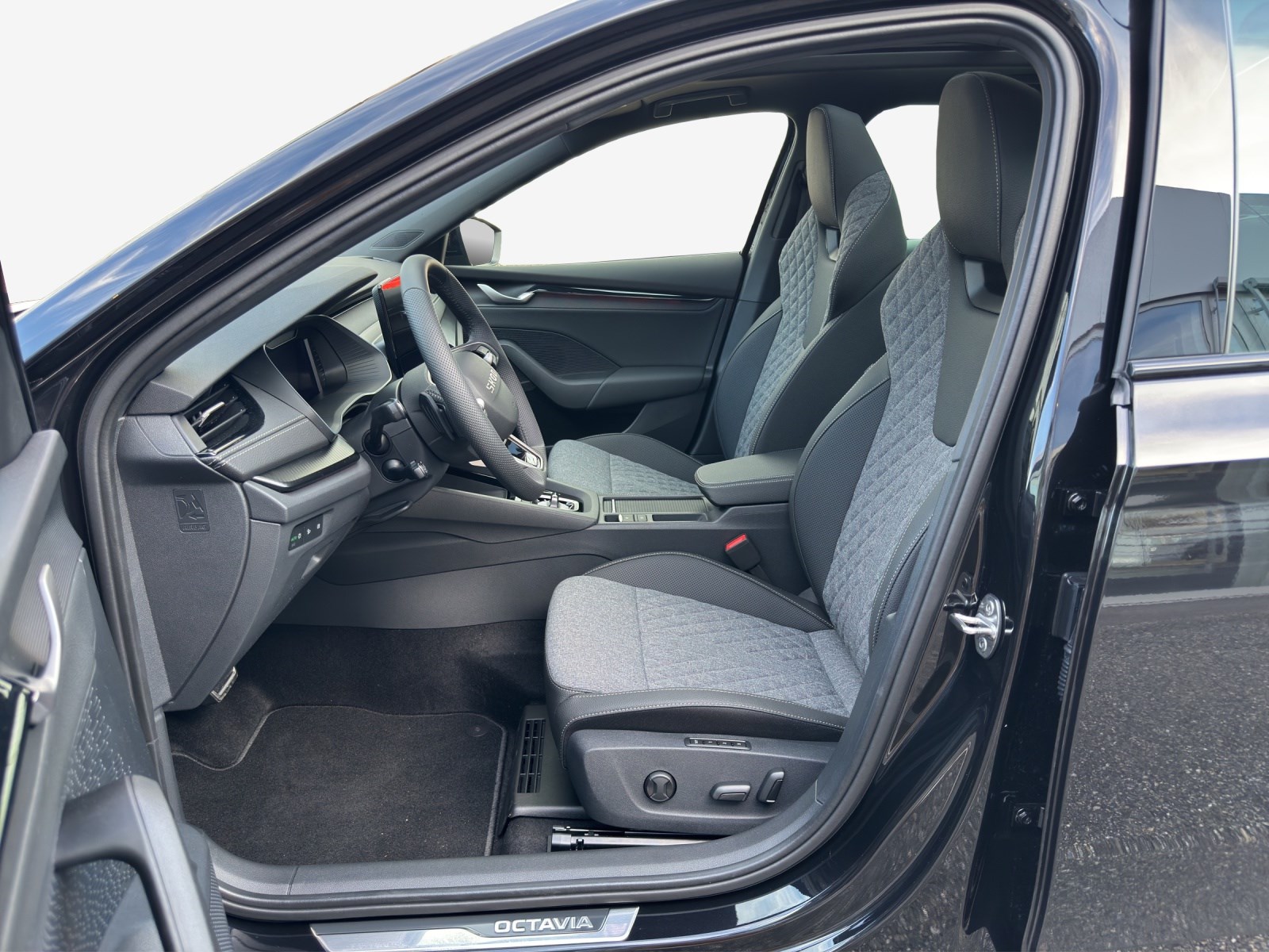 SKODA Octavia Combi 1.5 TSI mHEV DSG Sport Line-image-7