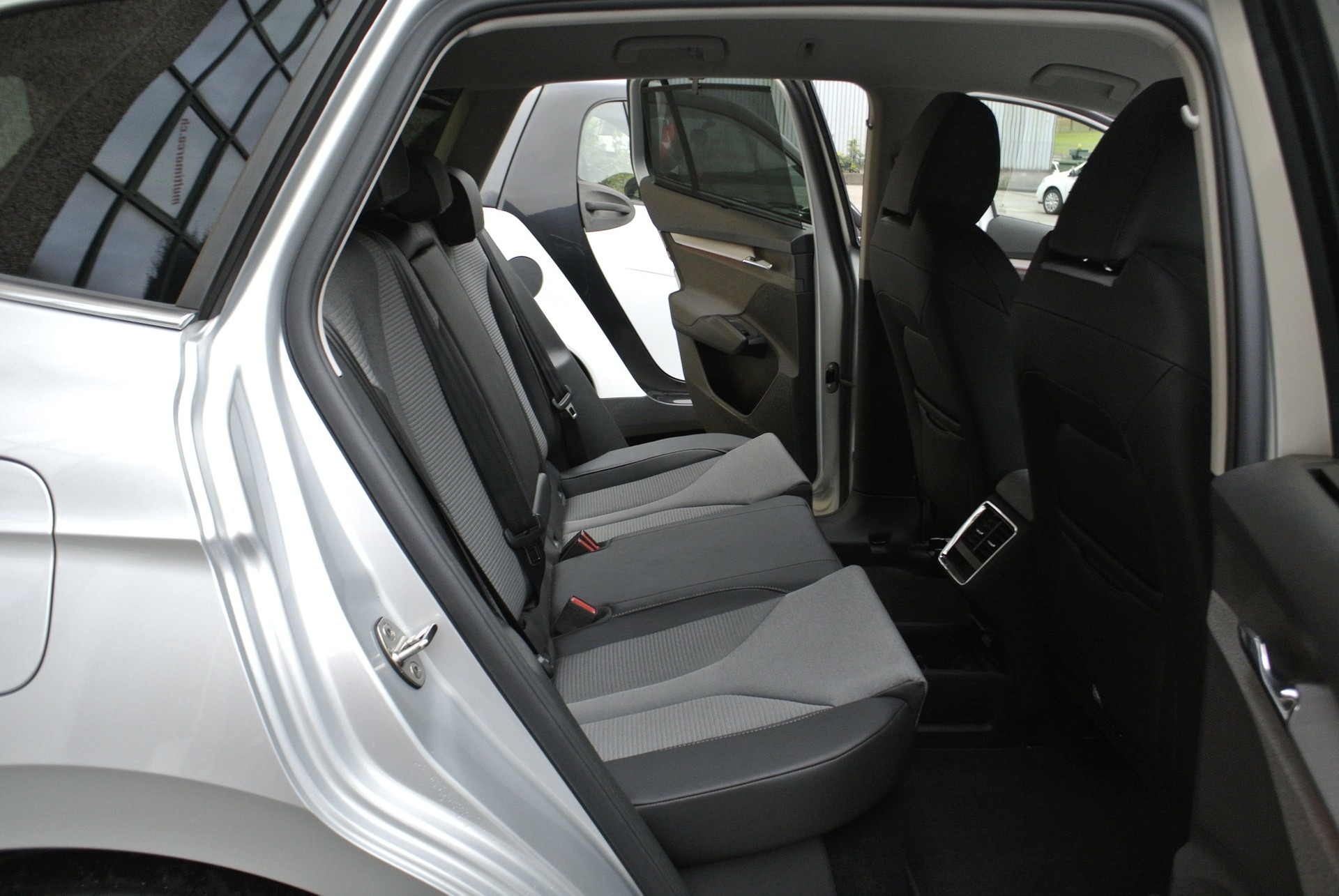 SKODA Enyaq iV 80-image-16