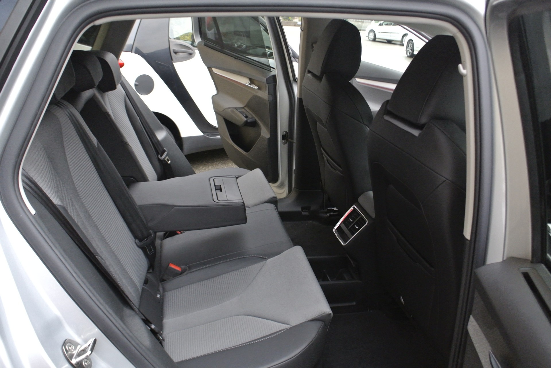 SKODA Enyaq iV 80-image-18