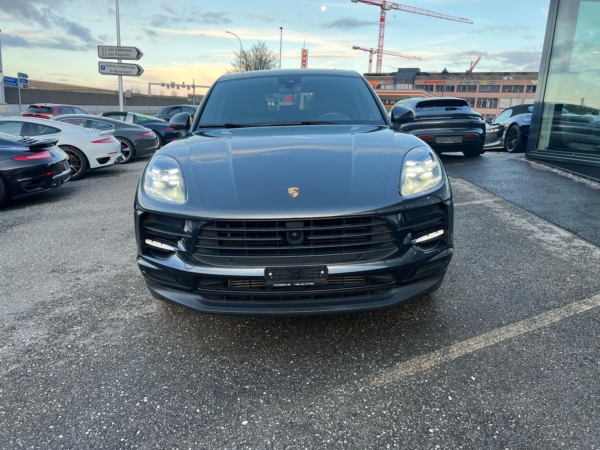 PORSCHE Macan PDK-showroom-element-2