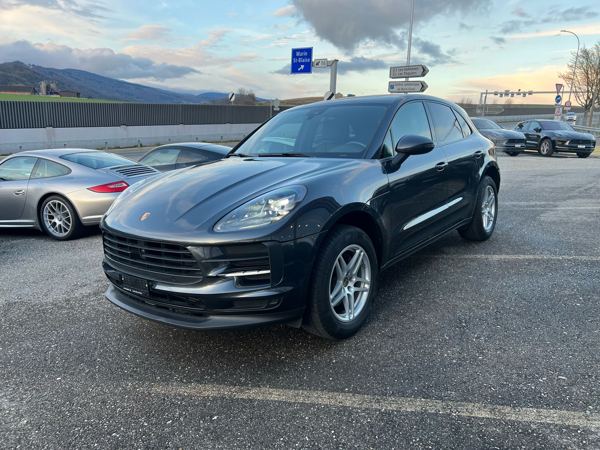PORSCHE Macan PDK-showroom-element-3