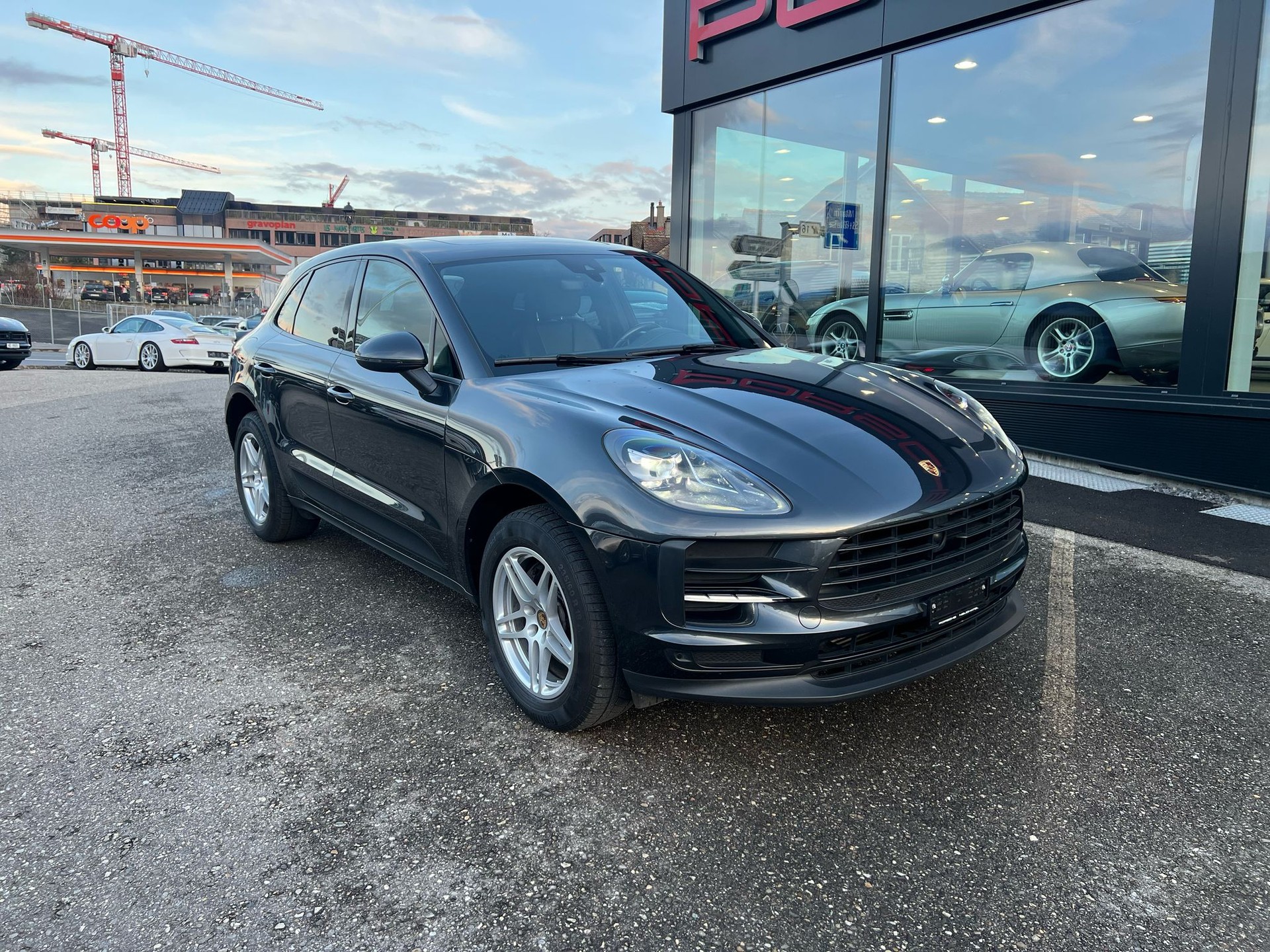 PORSCHE Macan PDK-showroom-element-1