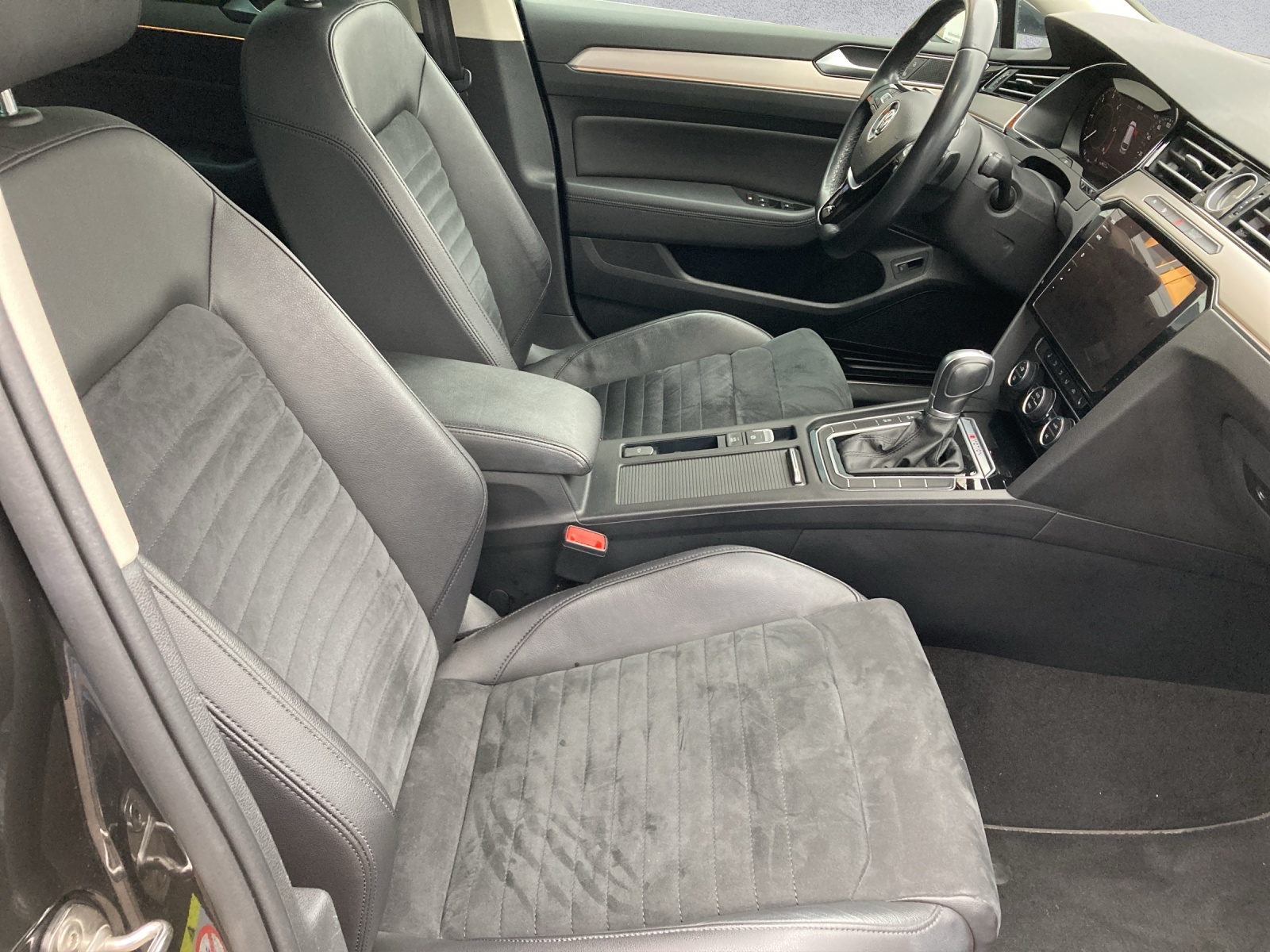 VW Passat Variant 2.0 TDI BMT Highline DSG 4Motion-image-9
