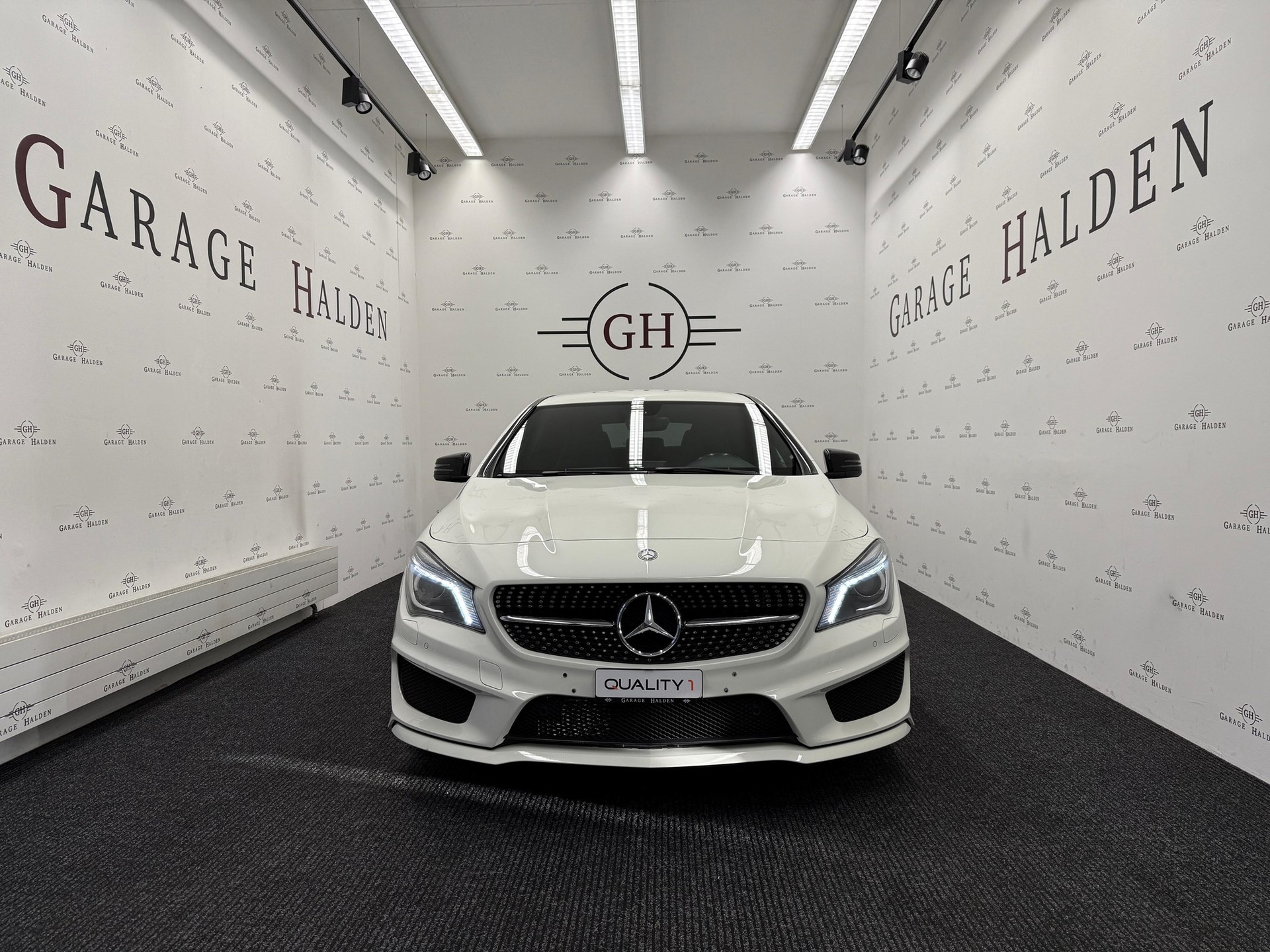 MERCEDES-BENZ CLA 250 AMG Line-showroom-element-1