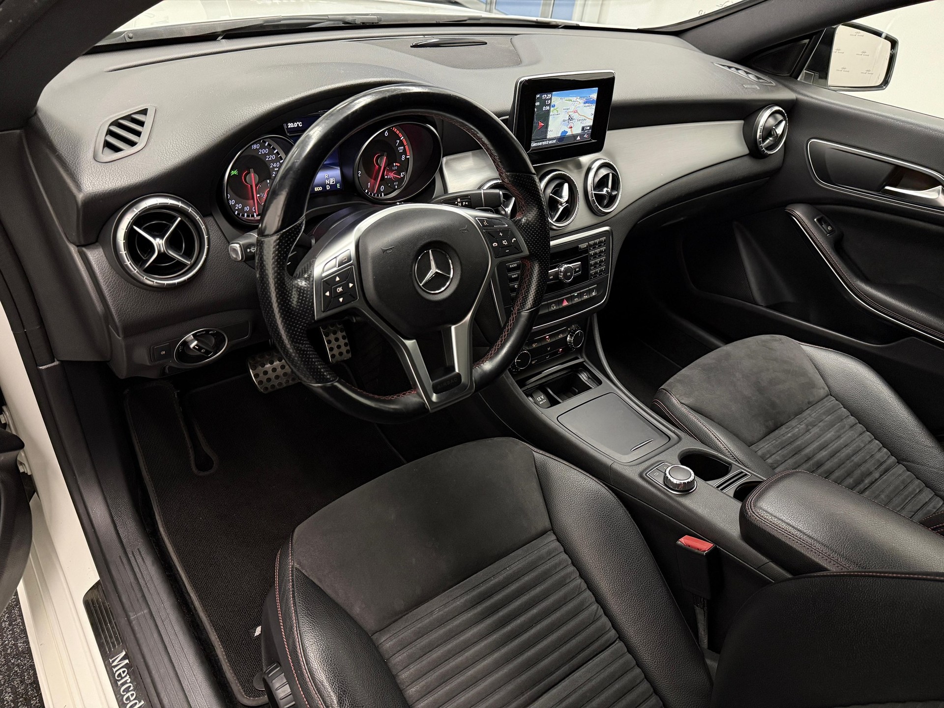 MERCEDES-BENZ CLA 250 AMG Line-image-13