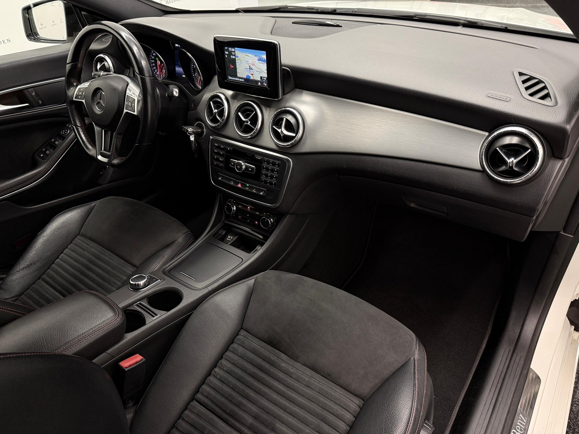 MERCEDES-BENZ CLA 250 AMG Line-image-14