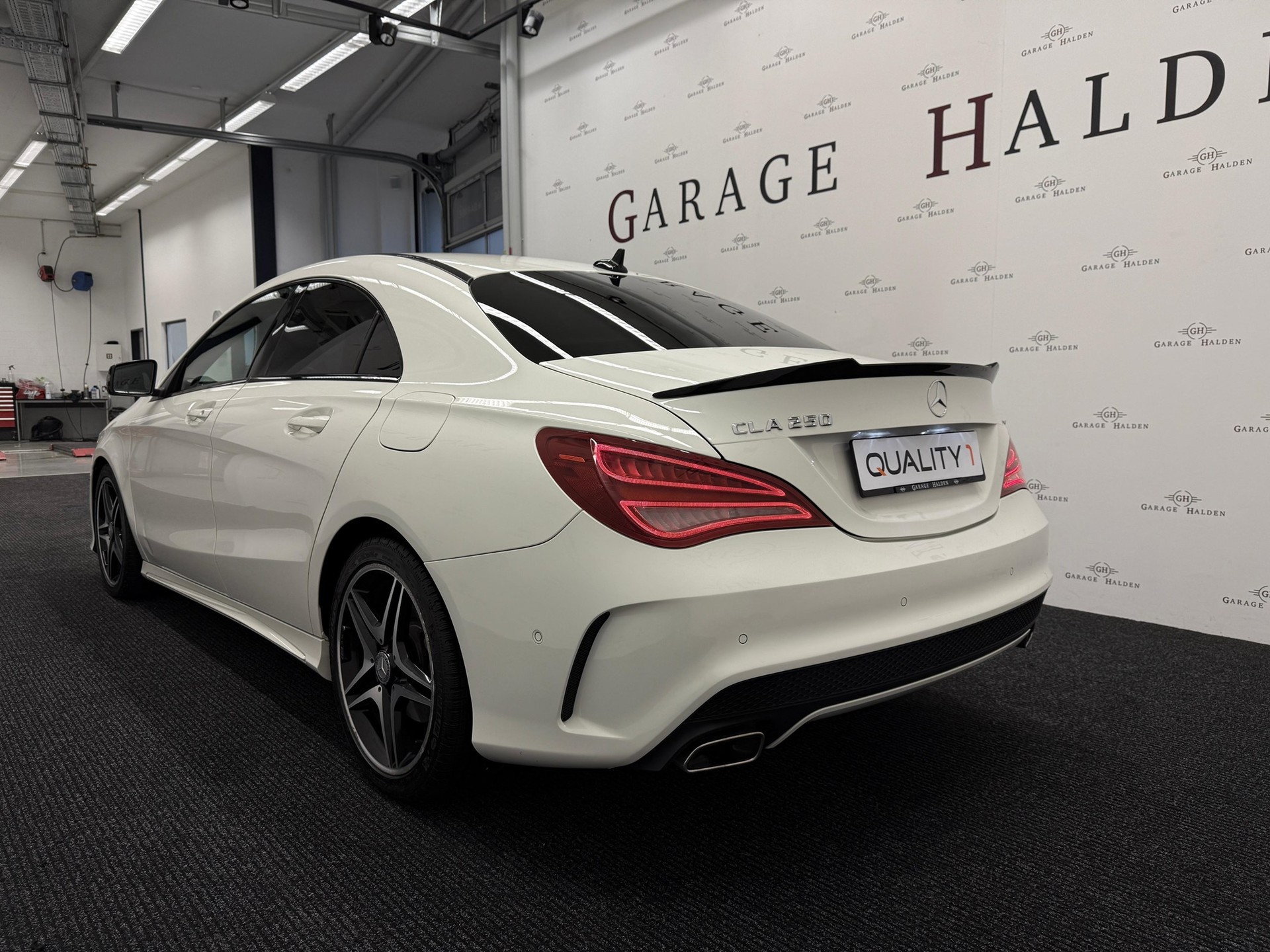 MERCEDES-BENZ CLA 250 AMG Line-image-4